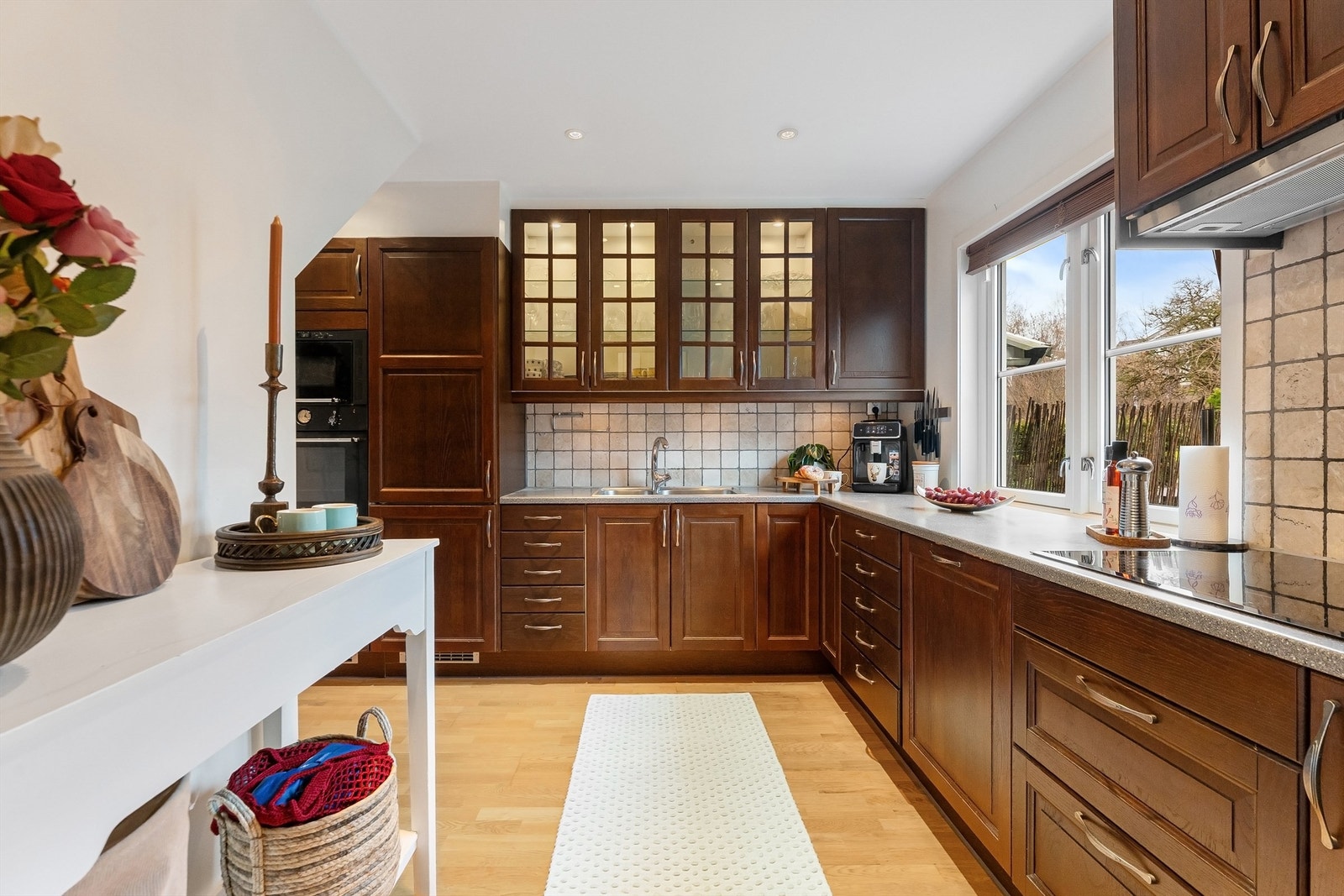 Klassisk kjøkkeninnredning i heltre med rikelig skap- og benkeplass. Galleribilde