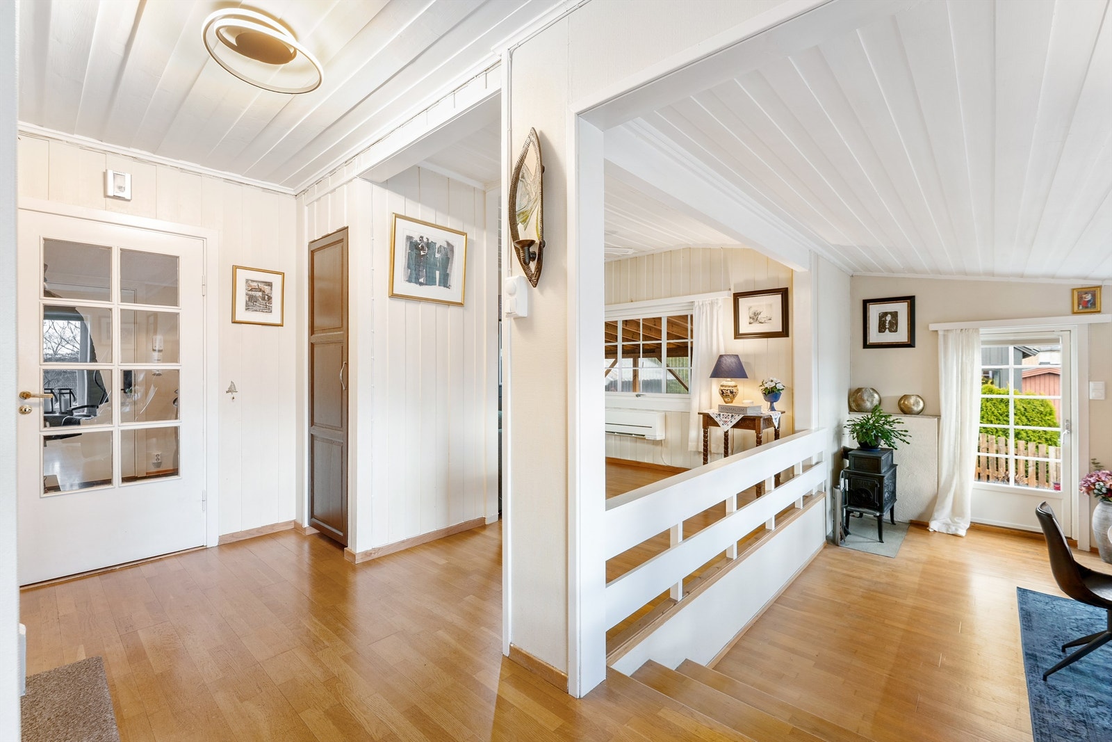 Fra spisestuen er det inngang til en separat TV-stue. Galleribilde