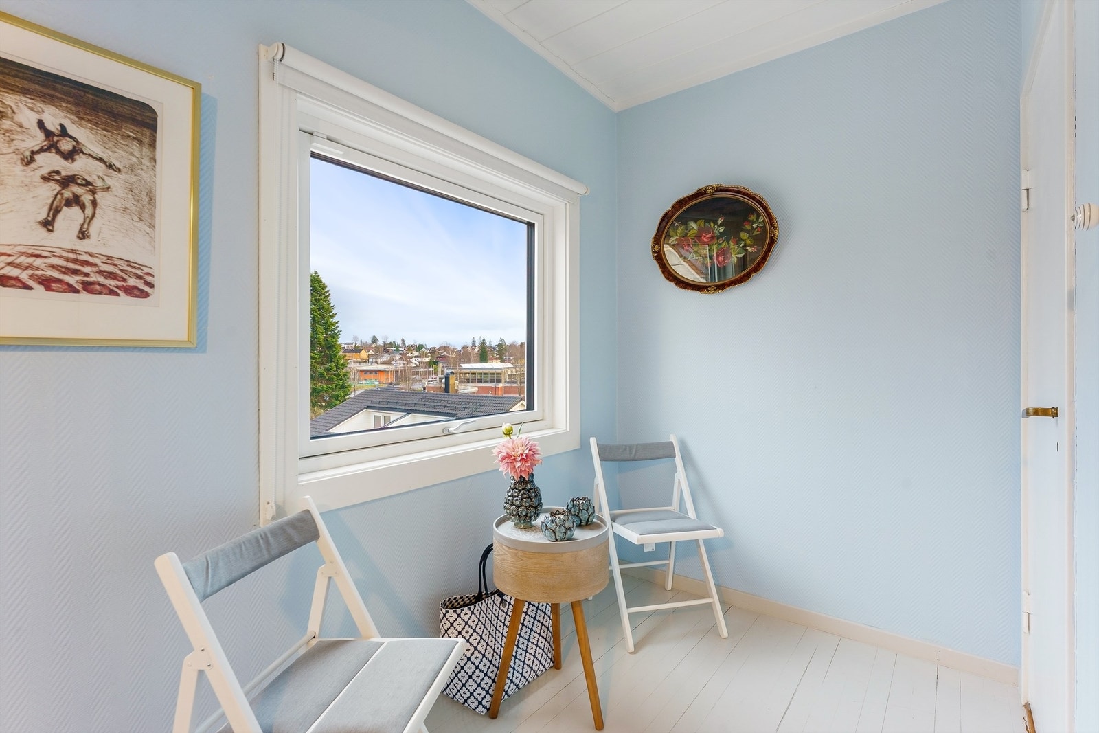 Vinduet gir godt med lys og utsyn over nærområdet. Galleribilde