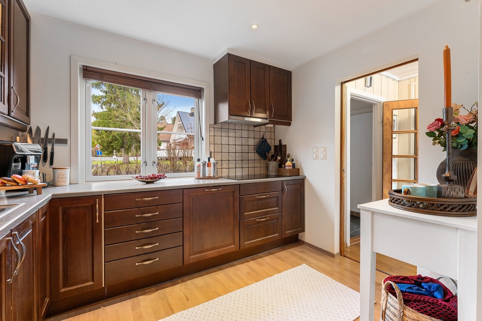 Store vindusflater gir godt med naturlig lys inn på kjøkkenet. Galleribilde