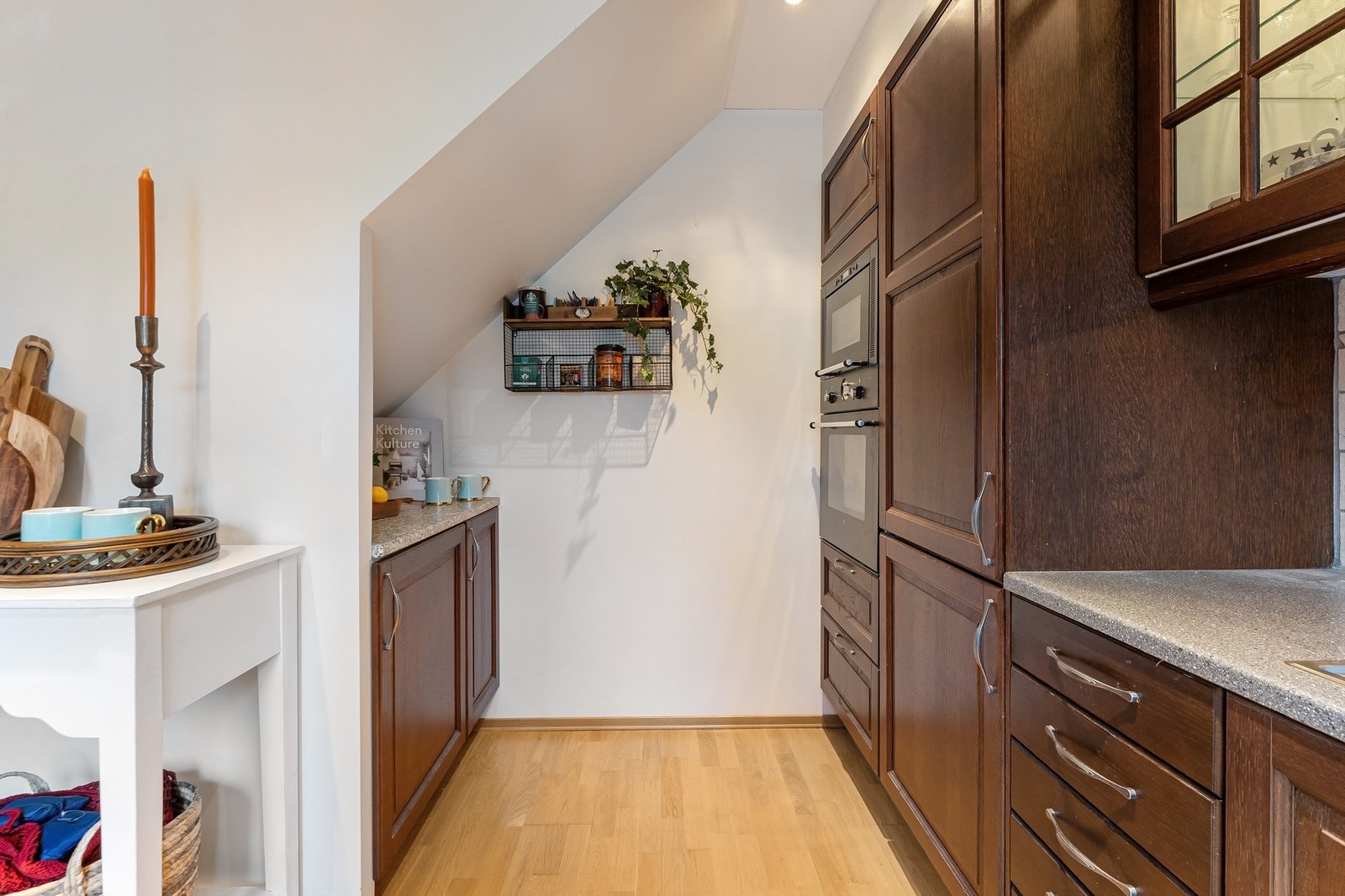 En smart utnyttelse av plassen under skråtaket gir ekstra oppbevaringsmuligheter. Galleribilde