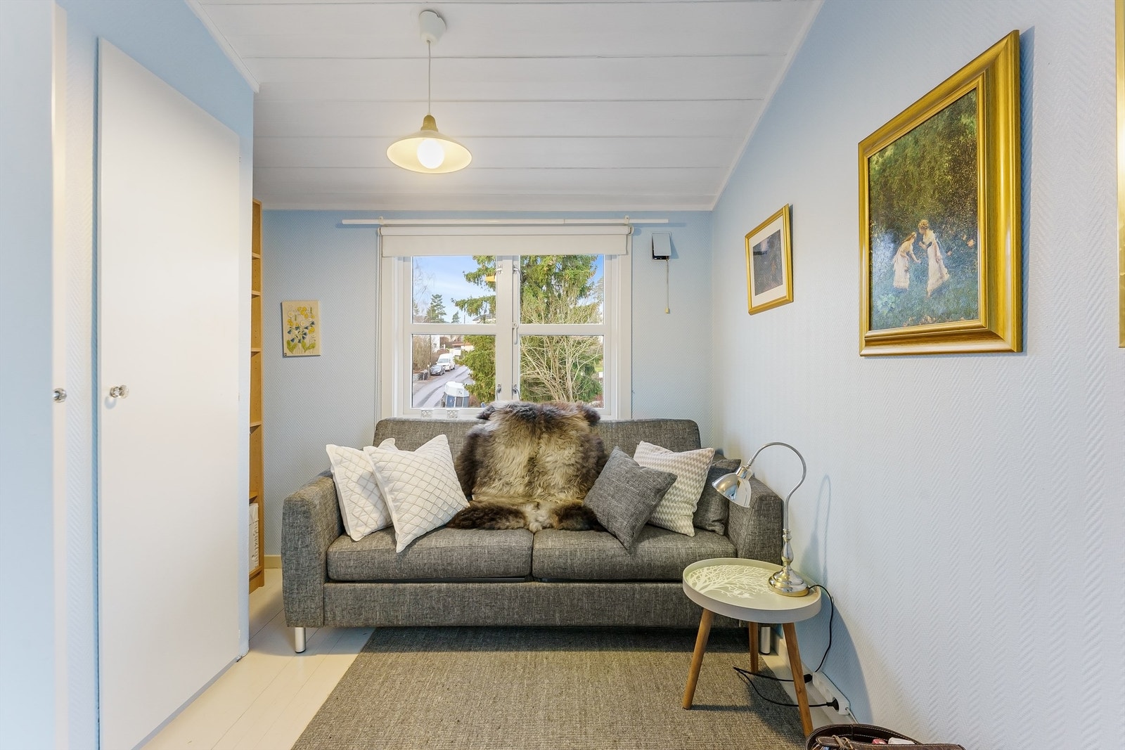 Rommet har plass til både seng og garderobeløsning. Galleribilde