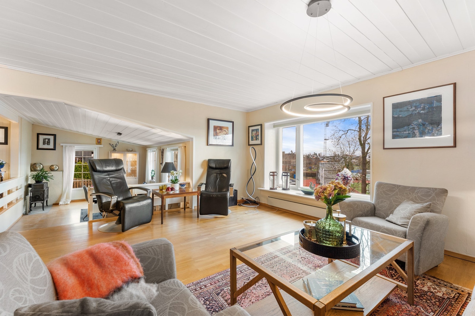 Den åpne planløsningen gir en god romfølelse og oversikt. Galleribilde