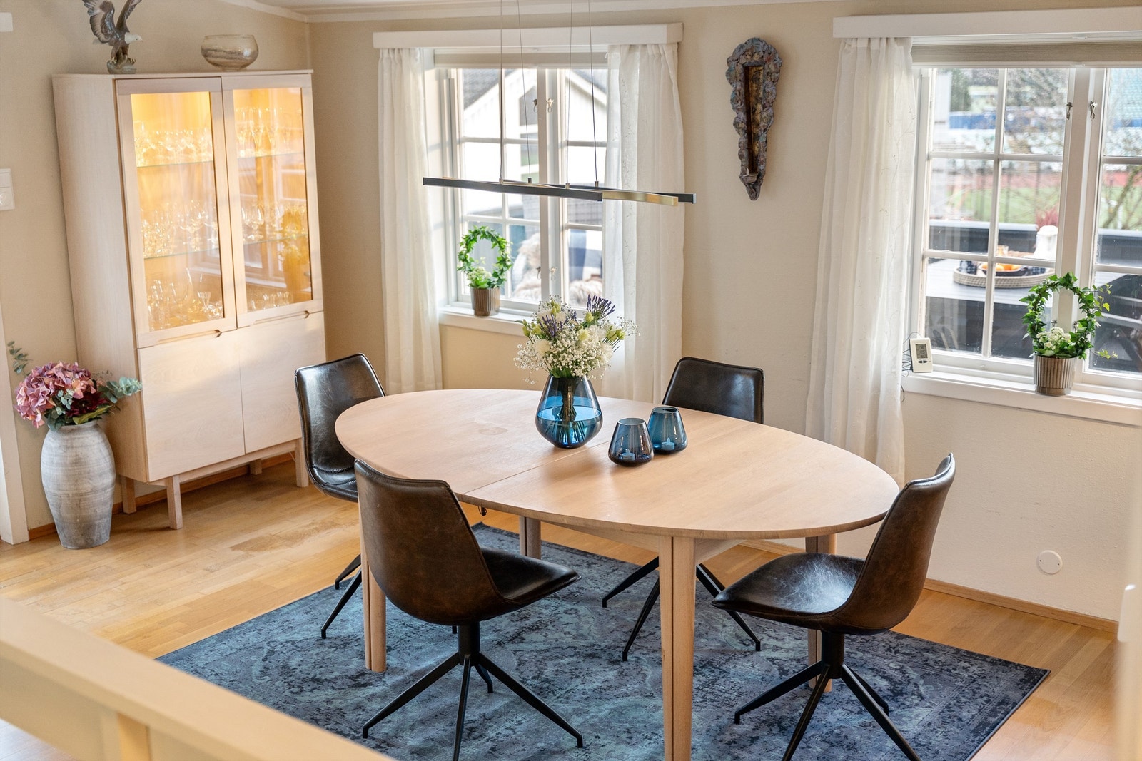 Flere vinduer sørger for en lys og luftig atmosfære i spisestuen. Galleribilde