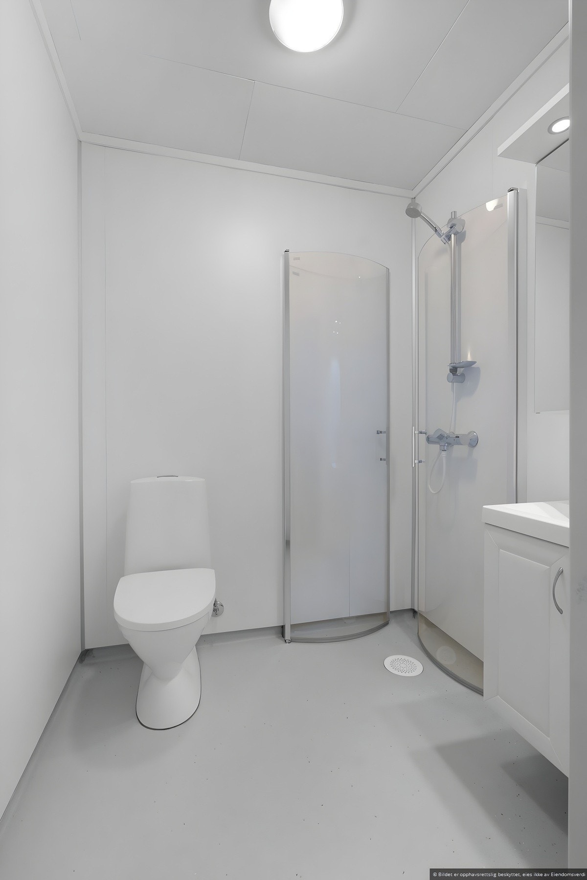 Bad inneholder innredning med servant, gulvmontert toalett og dusjhjørne med glassvegger/dusjkabinett
*Bilder fra tidligere salg Galleribilde