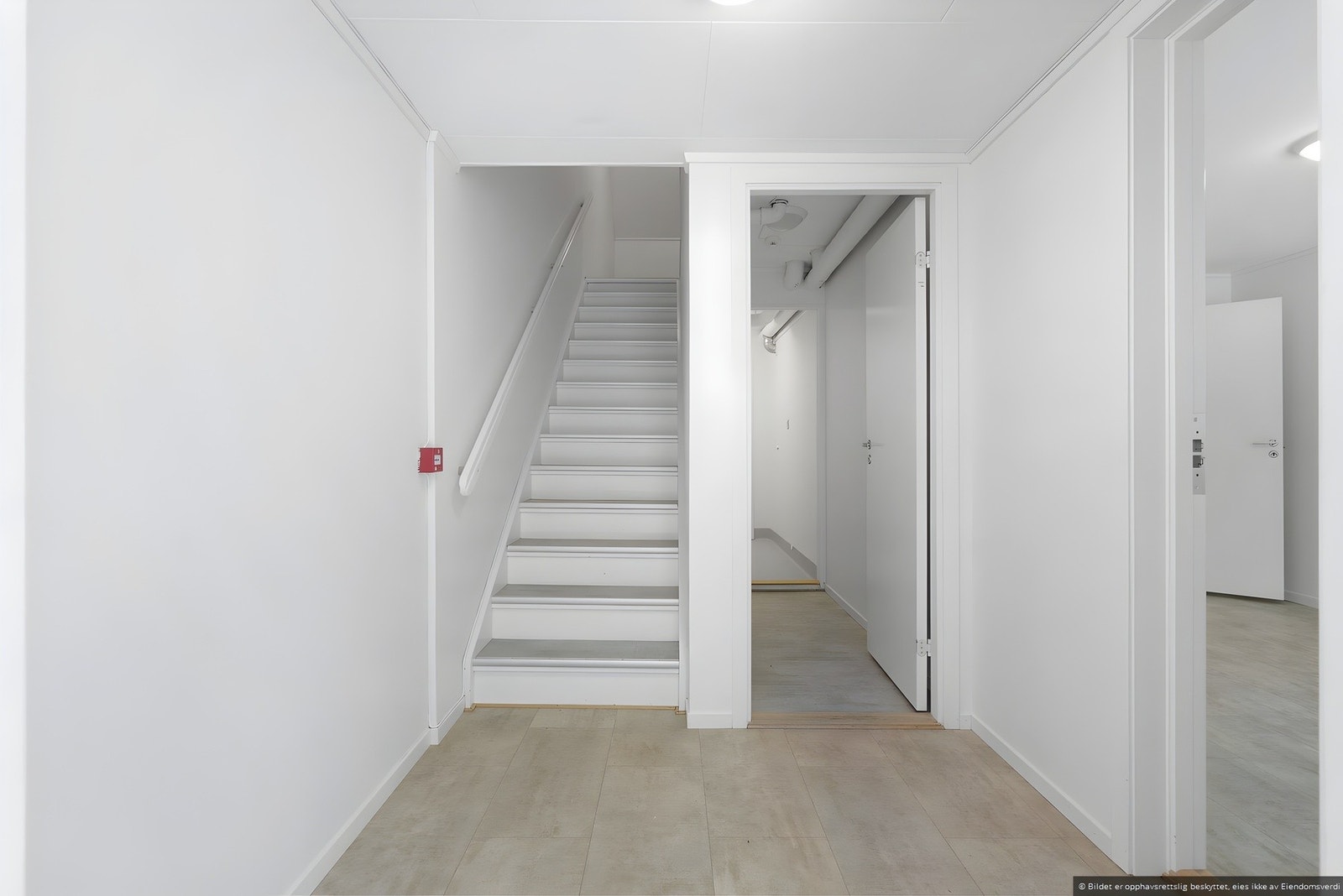 Trapp opp til hybler i 2. etasje, dør rett frem til vaskerom og dør til høyre inn til én av hyblene
*Bilder fra tidligere salg Galleribilde