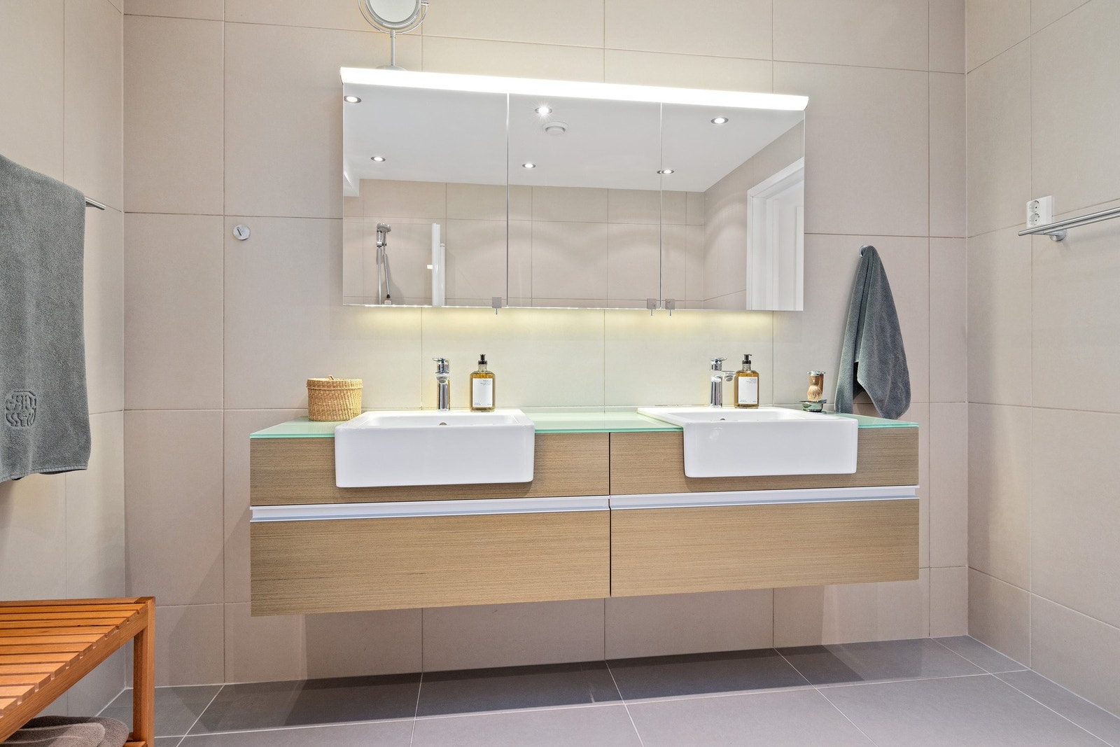 Pent flislagt bad med to servanter Galleribilde