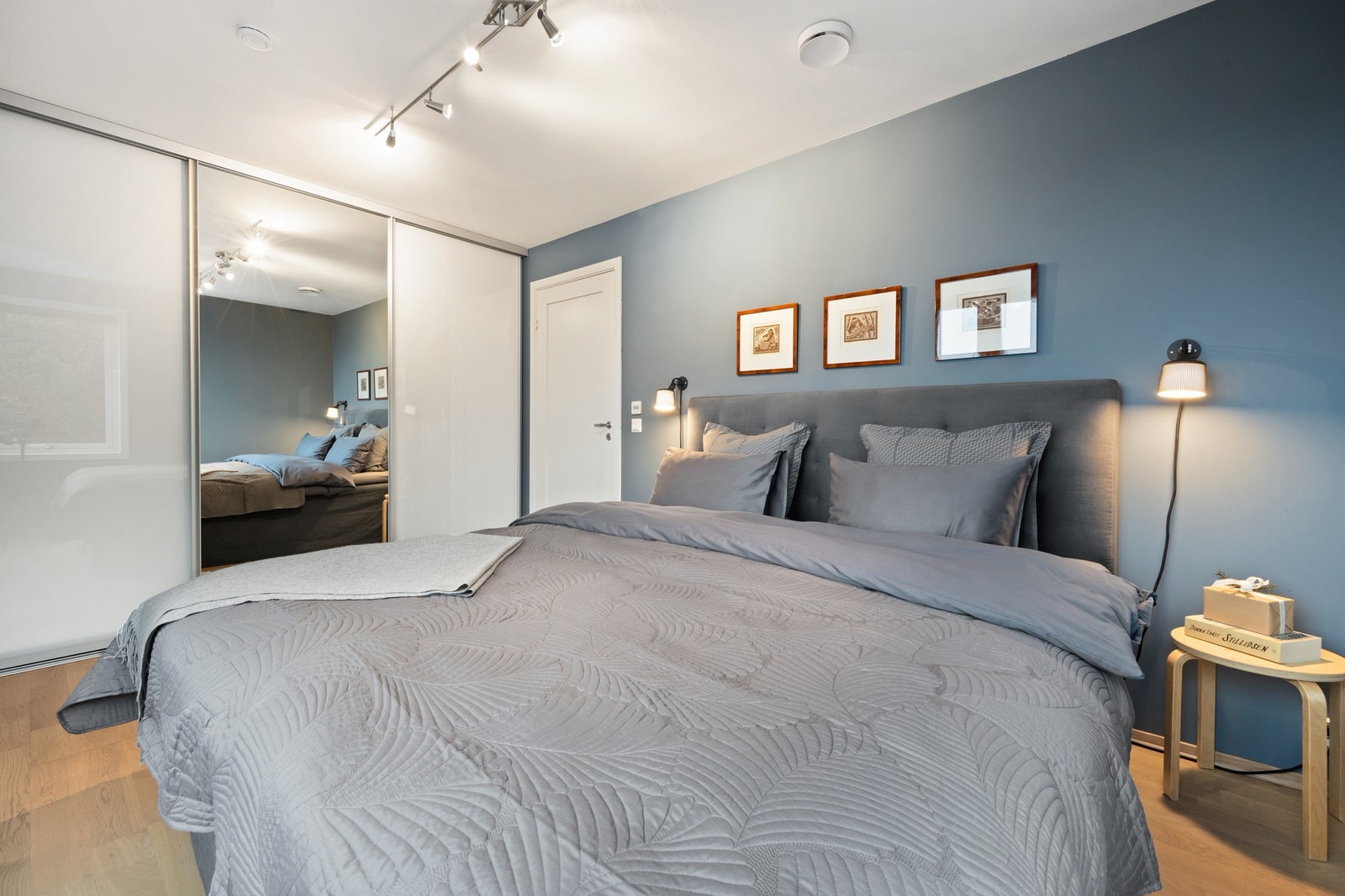 Hovedsoverom med skyvedørsgarderobe Galleribilde