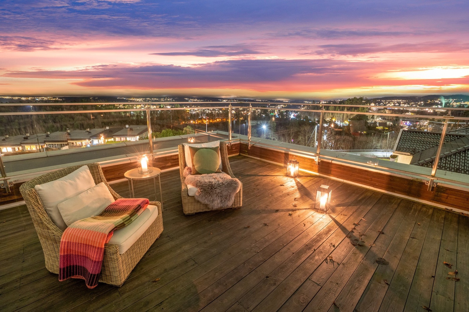 Takterrasse med panoramautsikt og gode solforhold Galleribilde