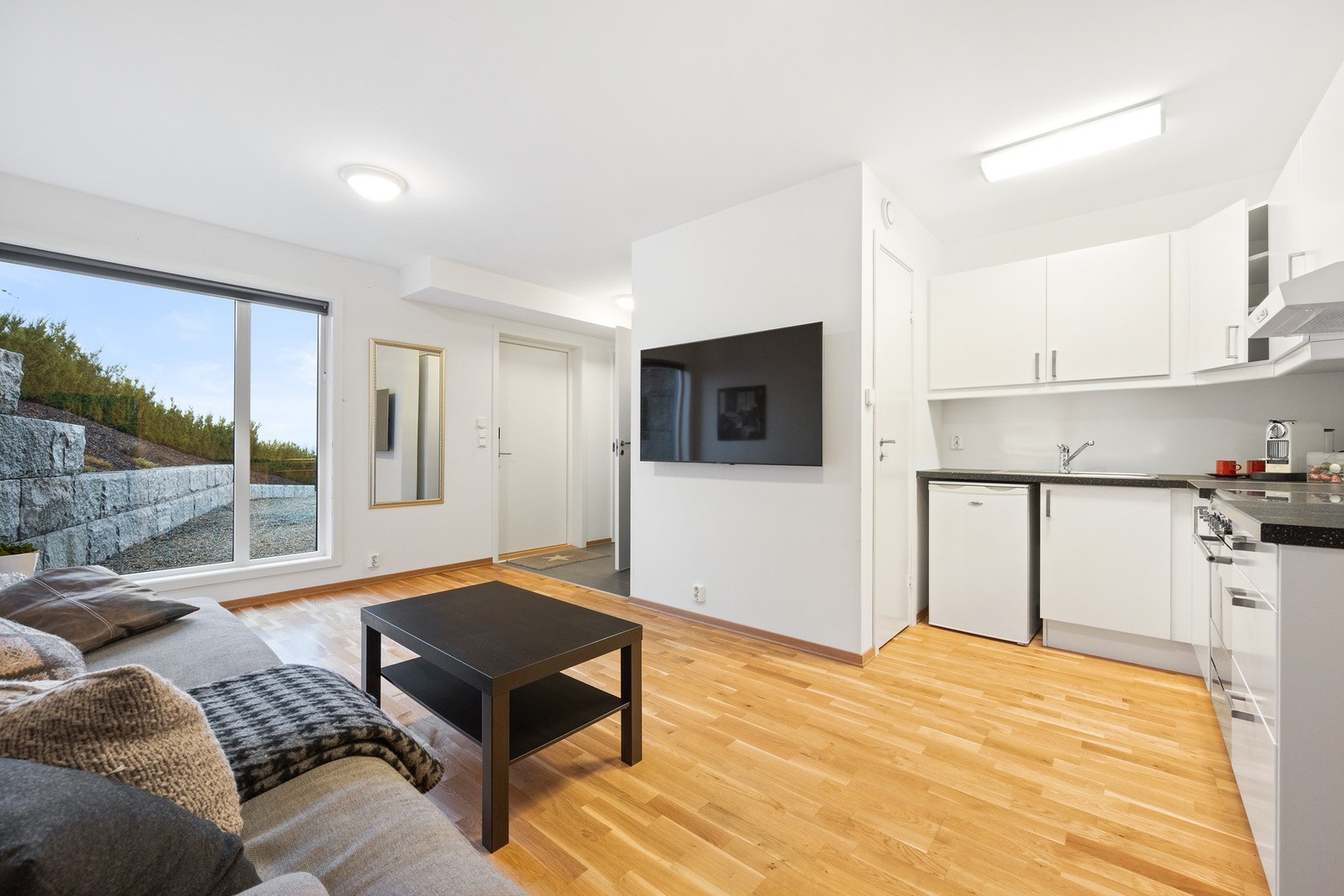 Lys og romslig stue med åpen kjøkkenløsning Galleribilde