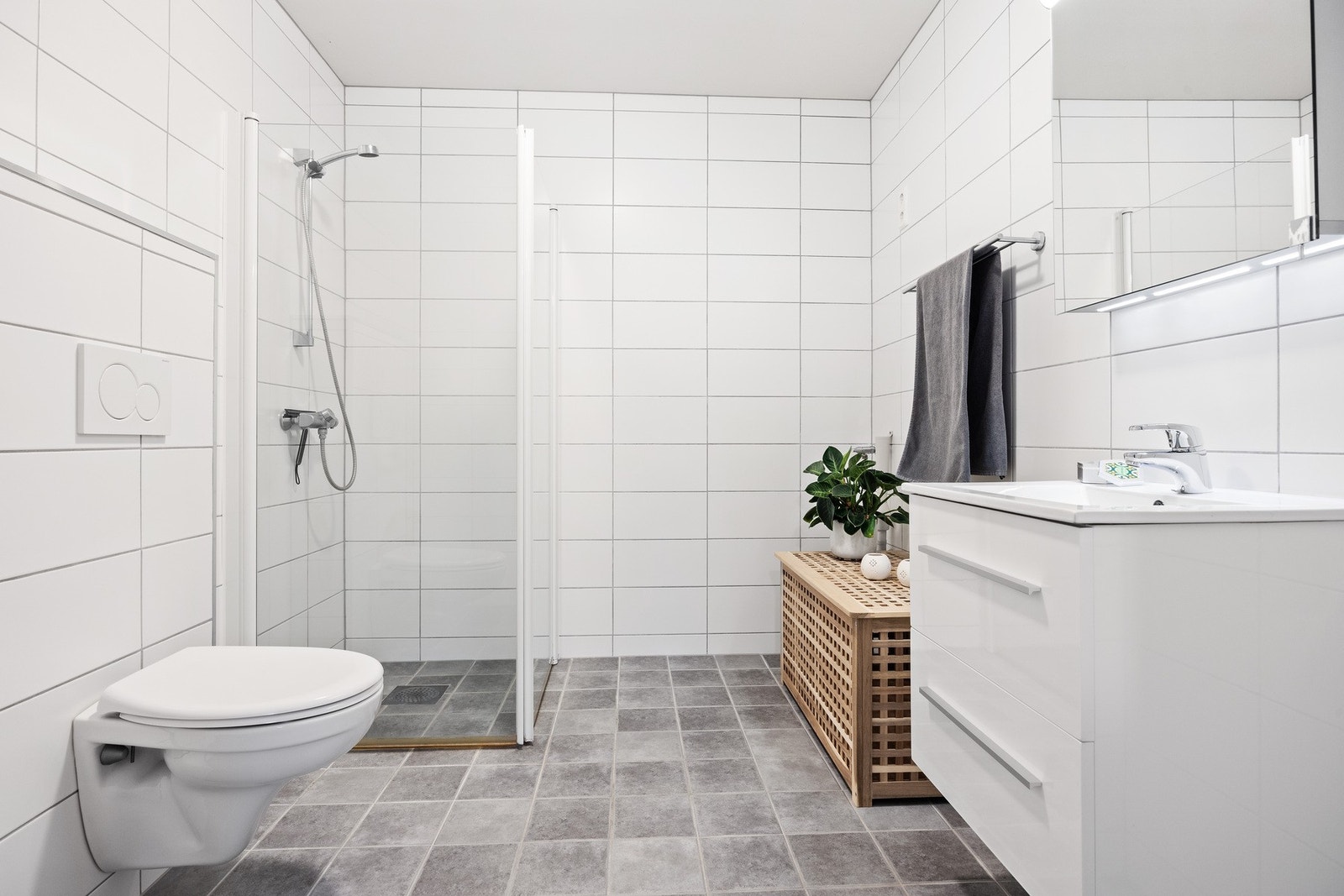 Stort bad i sekundærleiligheten med opplegg for vaske- og tørketrommel Galleribilde