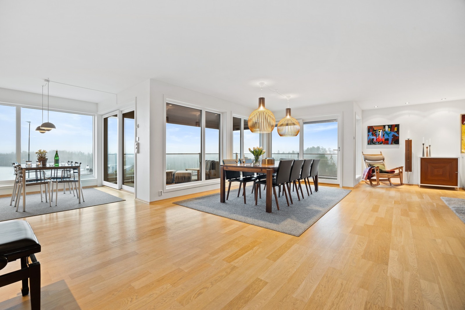 Store vindusflater som gir godt med naturlig lys Galleribilde