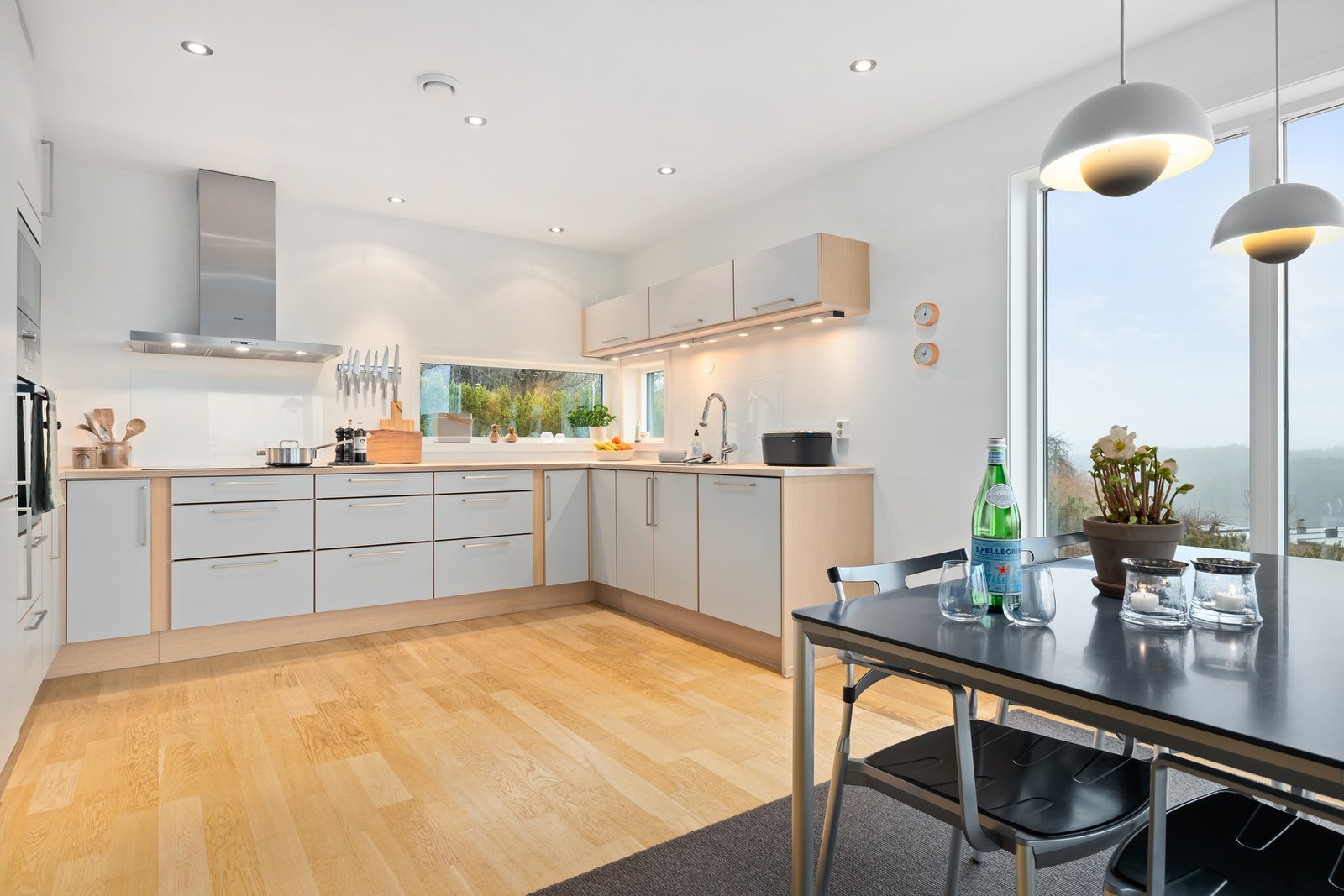 Godt utstyrt HTH kjøkken med Siemens hvitevarer Galleribilde