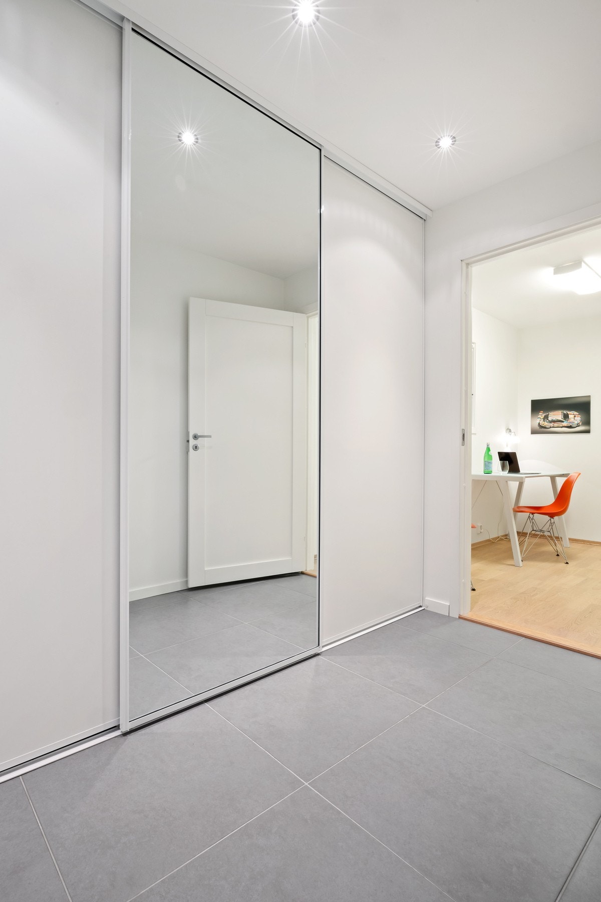 Skyvedørsgarderobe med speilfronter inn mot kontor Galleribilde
