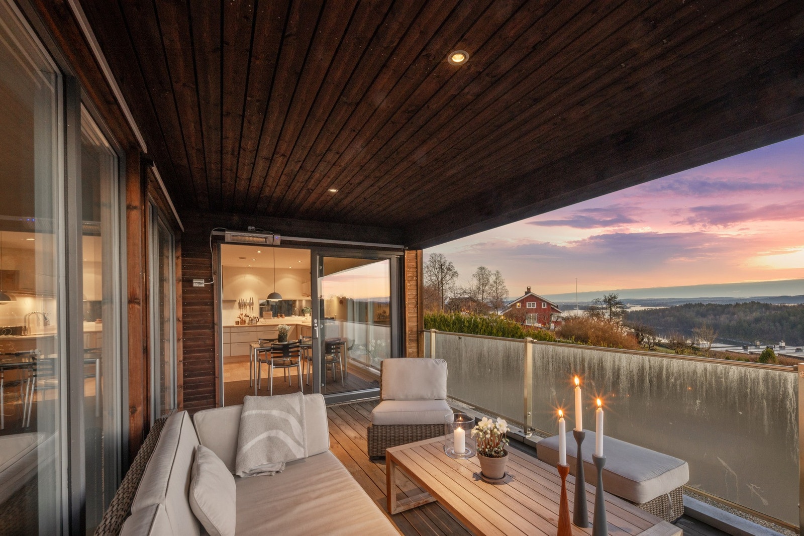 Overbygget terrasse med utgang fra kjøkken og stue Galleribilde