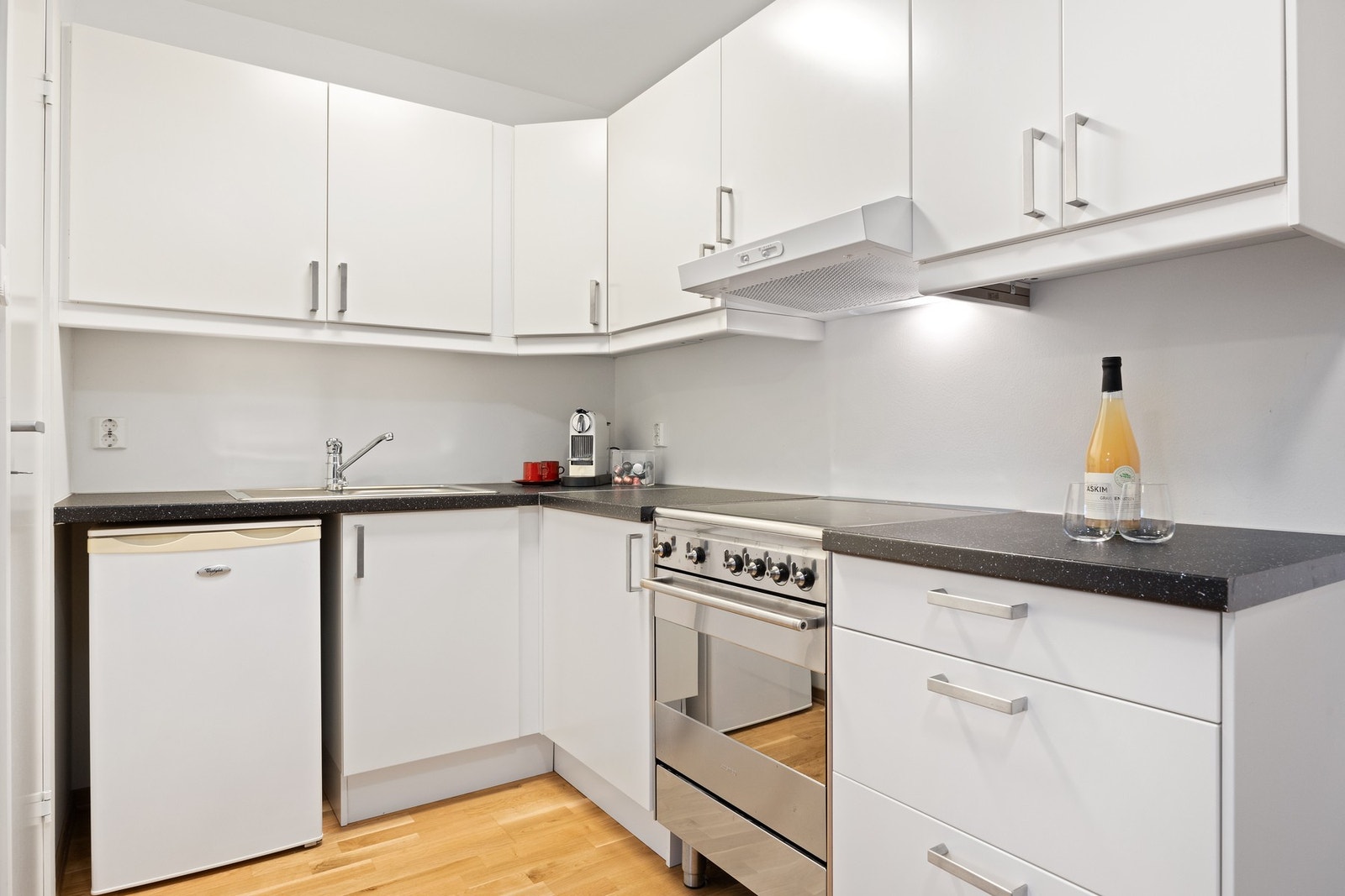 Lyst og pent kjøkken Galleribilde