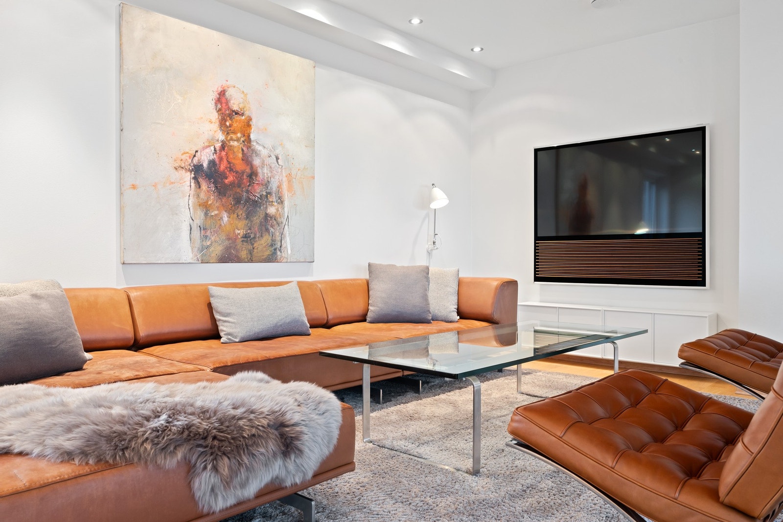 Stuen er enkel å møblere med flere romslige soner Galleribilde