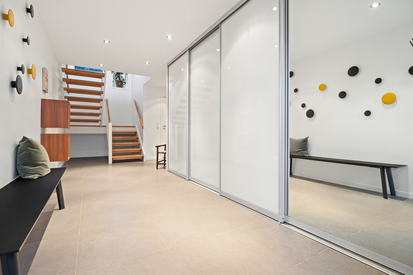 Godt med garderobeskap i hall Galleribilde