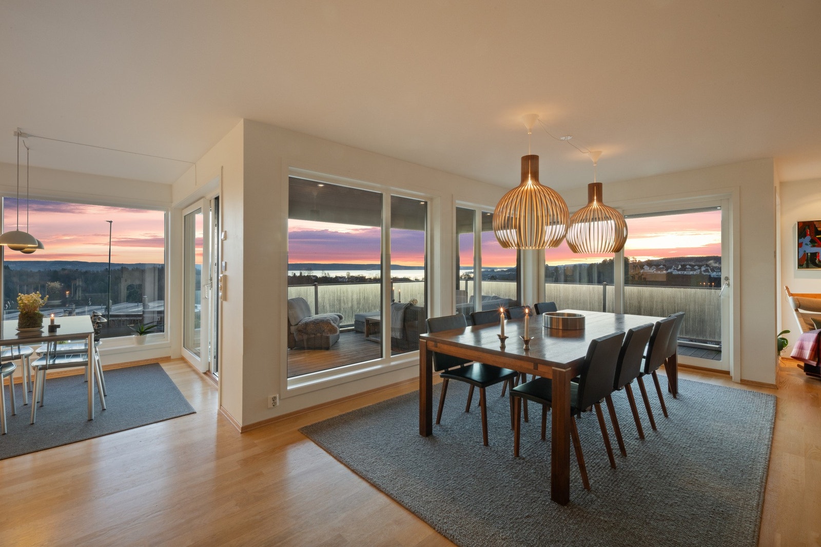 Romslig spisestue med flott utsikt Galleribilde
