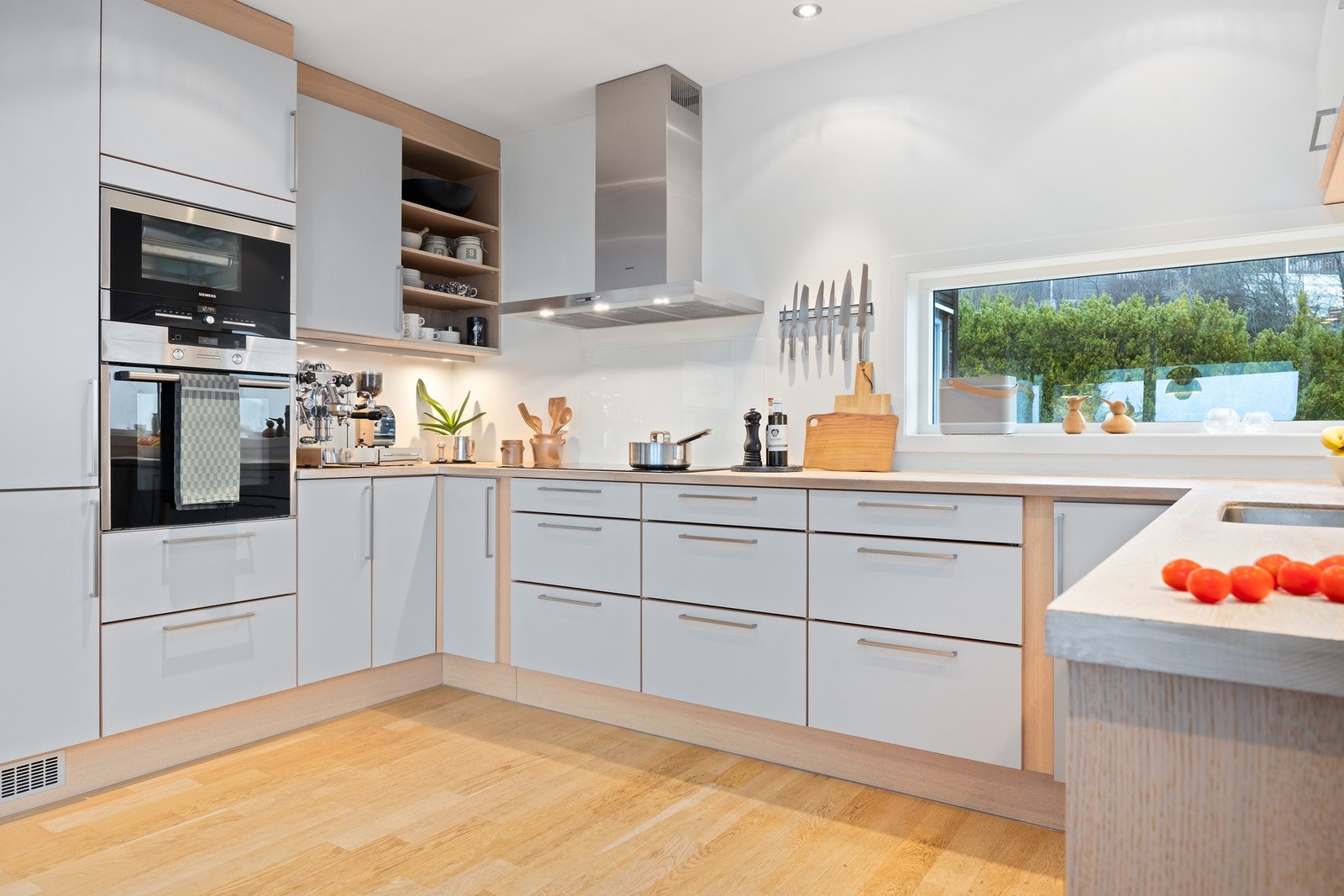 Lysegrå glatte fronter på innredning Galleribilde