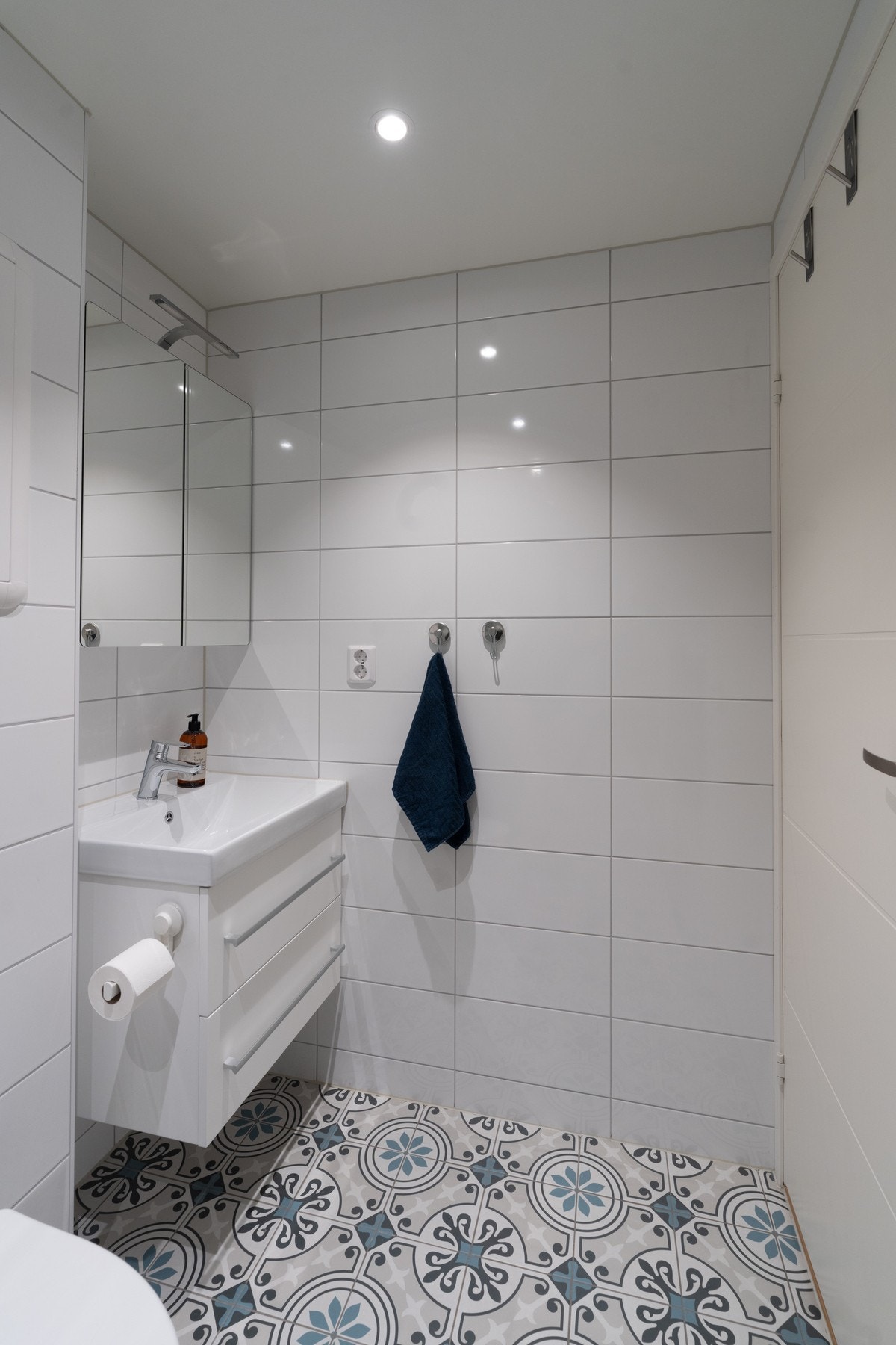 Badet har malte plater i himling Galleribilde