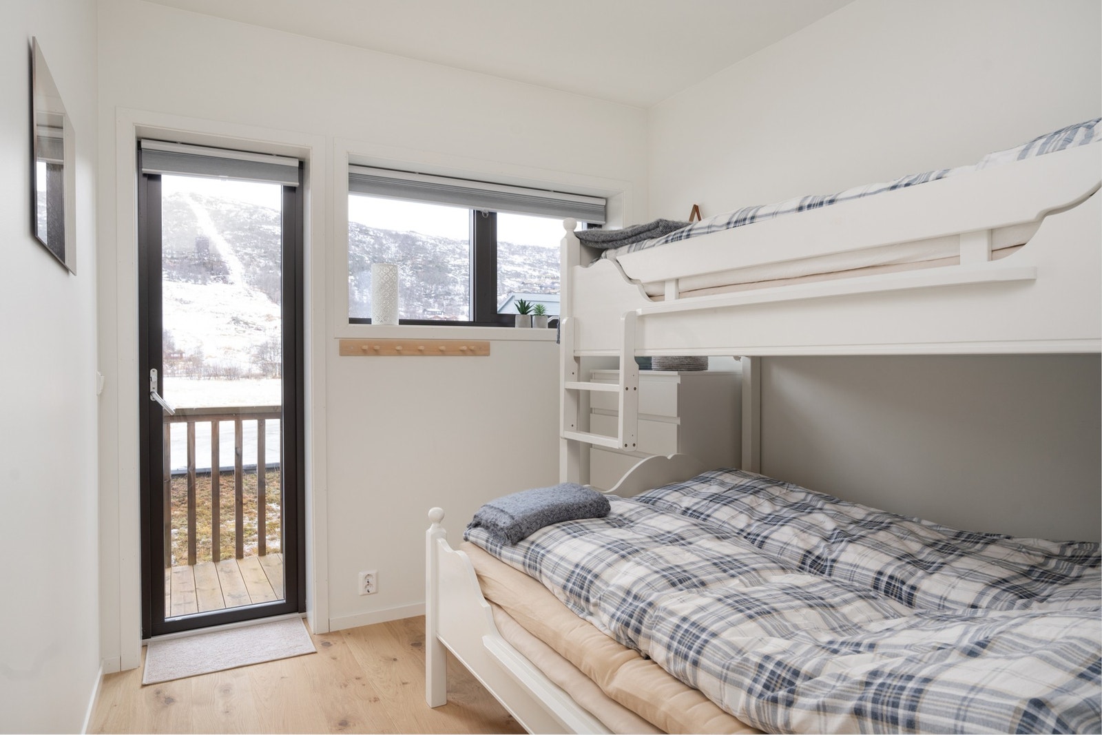 Leiligheten har to koselige soverom. Her har man utgang til balkong med morgensol Galleribilde