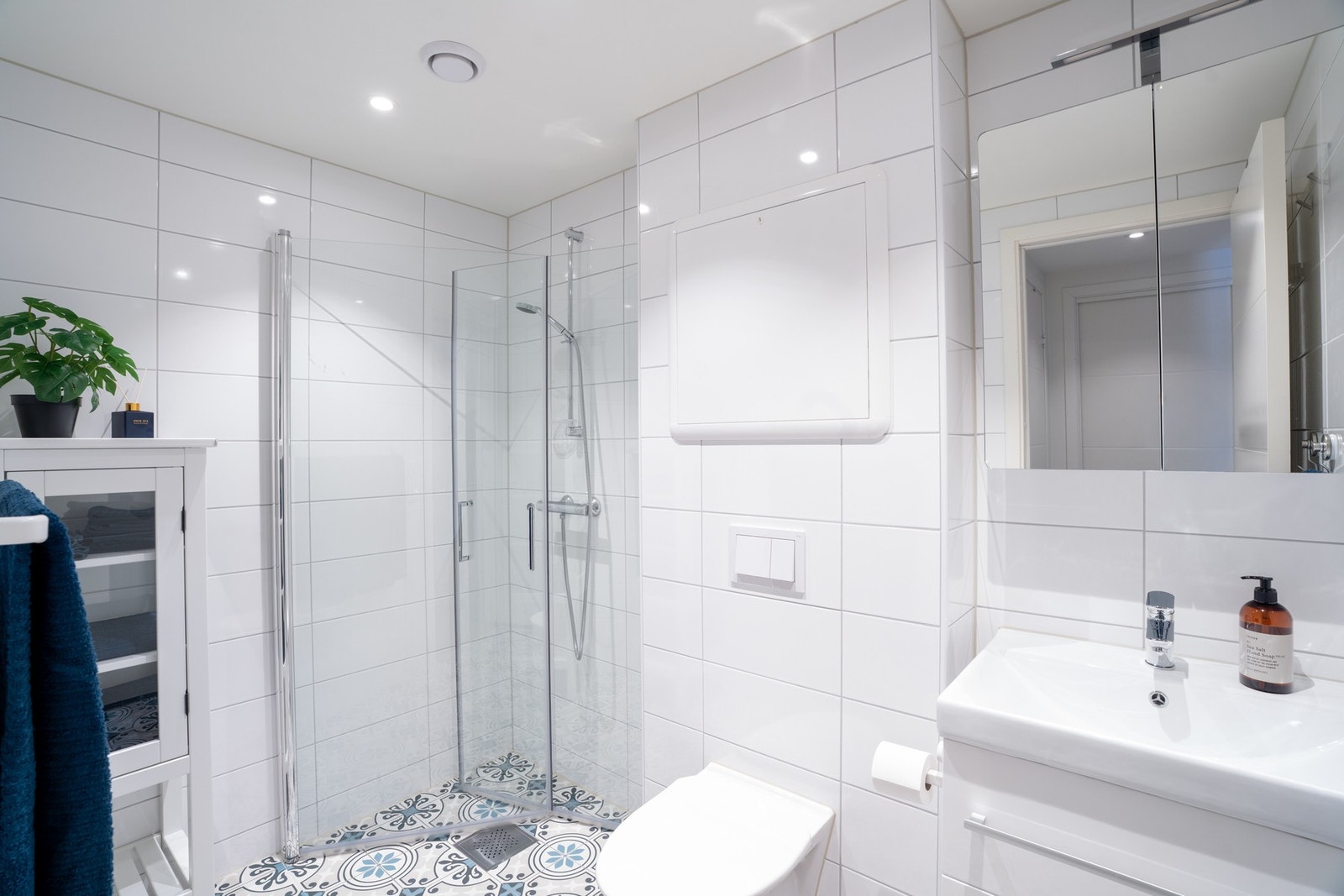 Lyst og lekkert bad med oppgraderte fliser på gulv Galleribilde