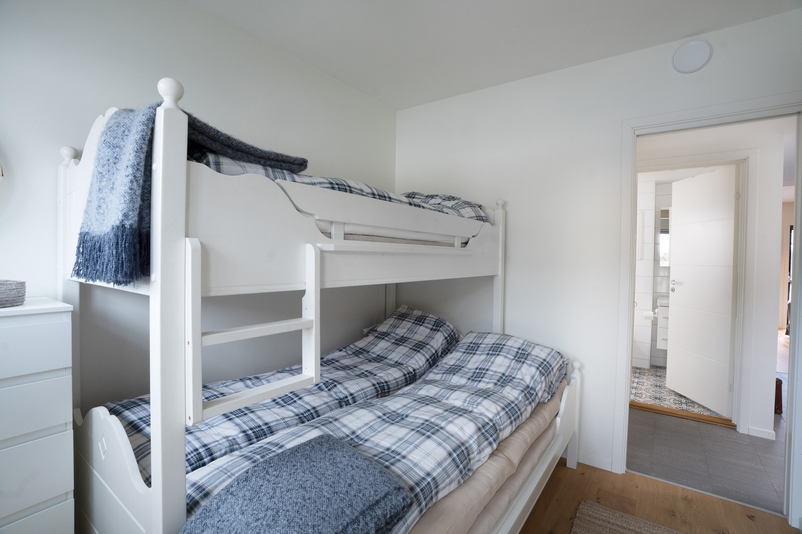 Drøm søtt i myke dyner omringet av frisk fjelluft Galleribilde