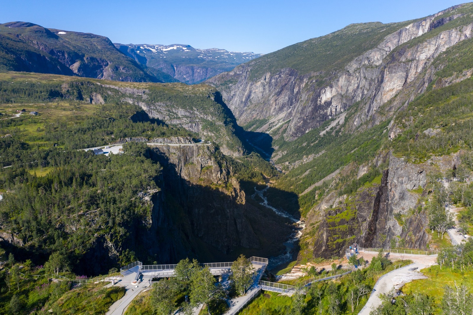 Her stuper store vannmengder hele 182 meter fra Hardangerviddeplatået ned i Måbødalen Galleribilde