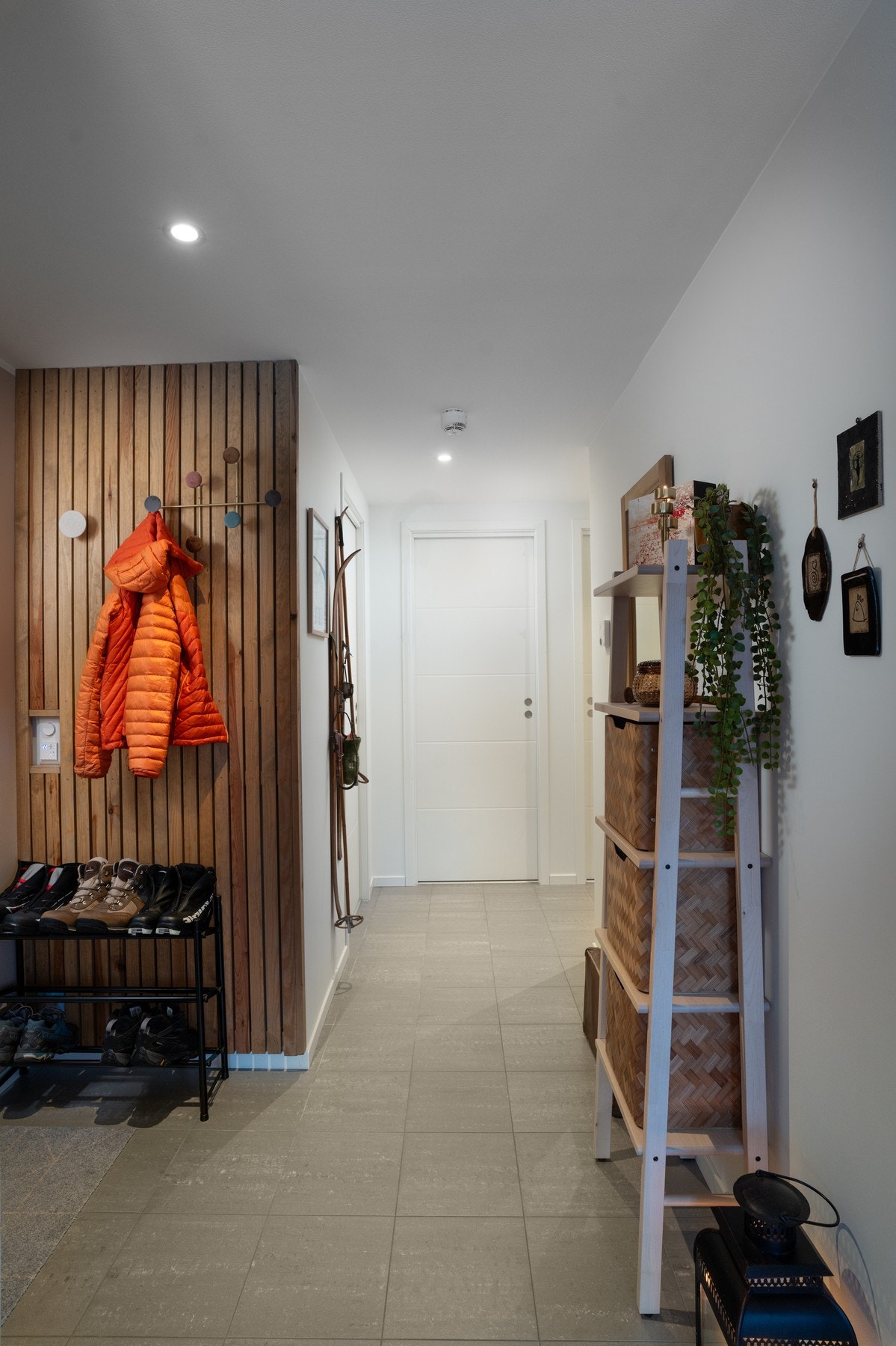 Romslig entré Galleribilde