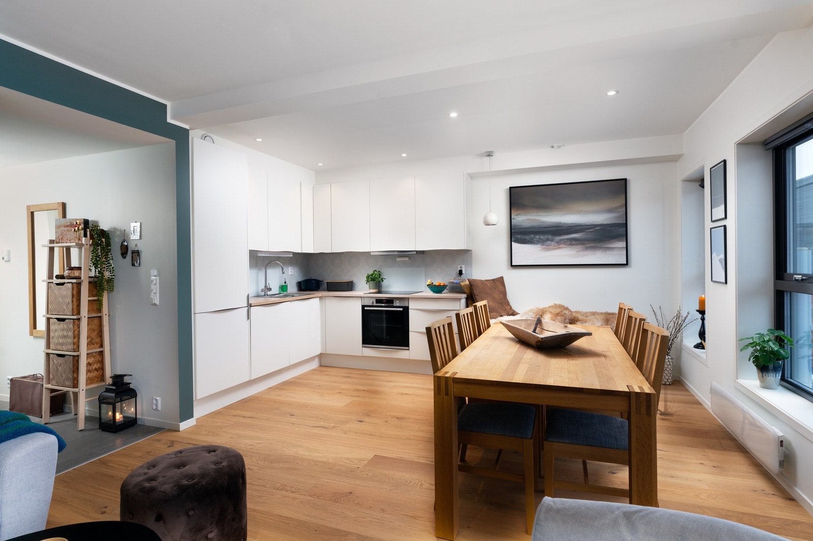 Kjøkken med benkeplate i heltre eik, oppvaskmaskin, kombiskap, stekeovn og koketopp Galleribilde