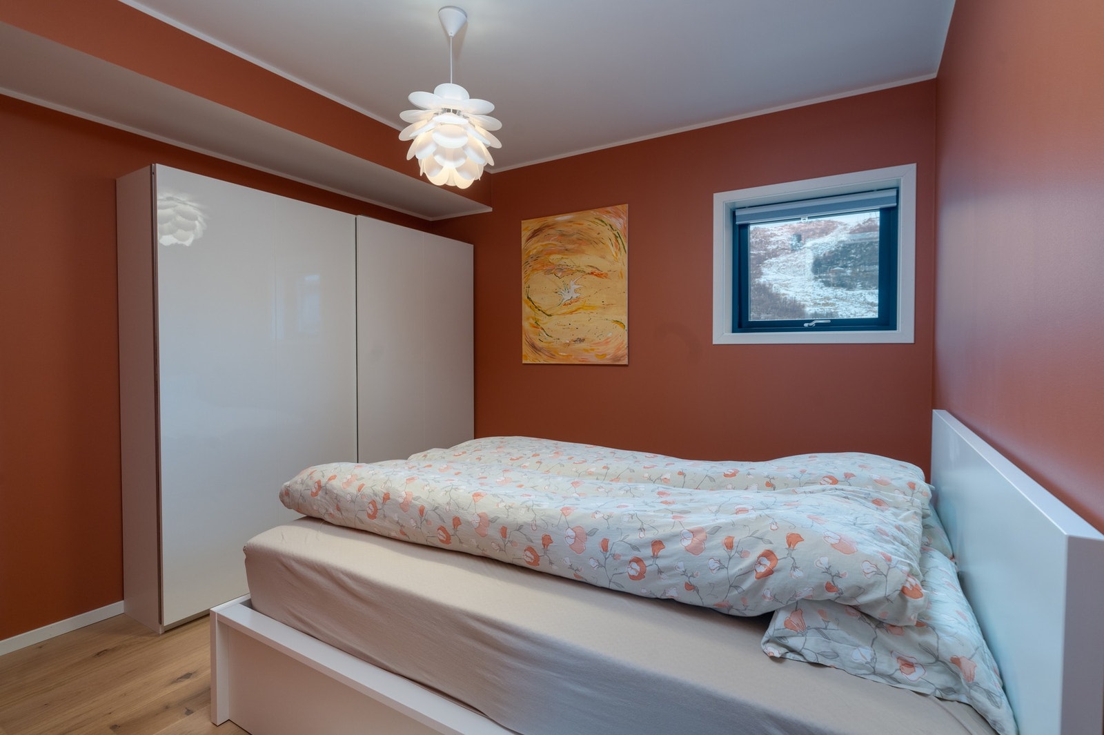 Leilighetens andre soverom med oppbevaringsmulighet under dobbeltsengen og romslig skyvedørsgarderobe Galleribilde