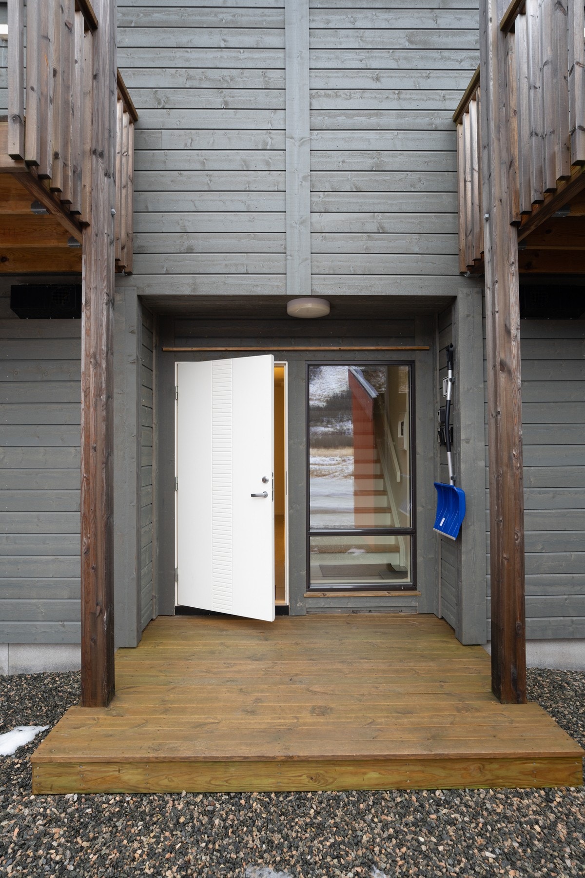 Inngangsparti til bygget, leiligheten ligger på andre plan Galleribilde