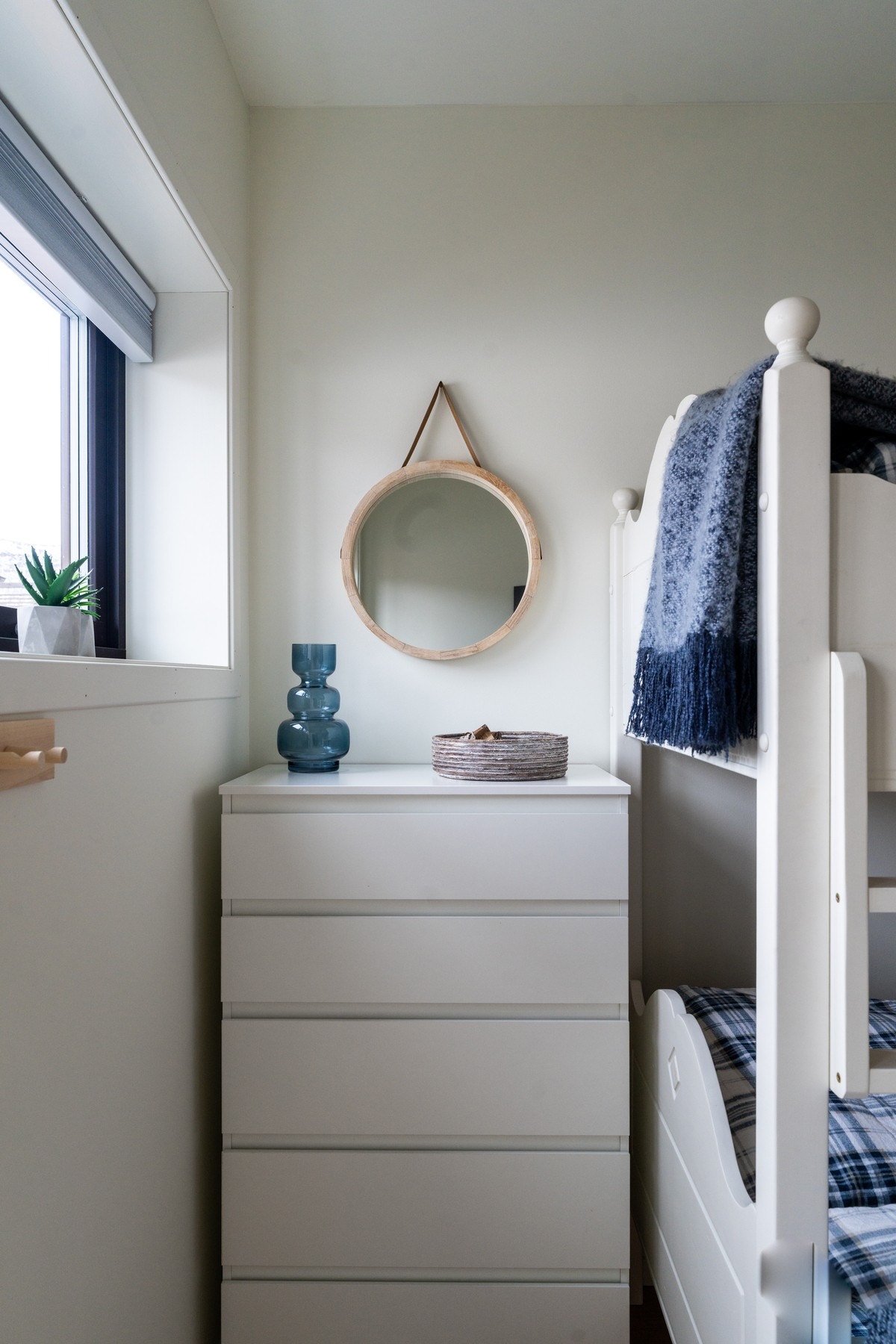 Soverommet har en praktisk familiekøyeseng med sengeplass til 3. Nederste køye er justerbar og kan trekkes inn. Galleribilde