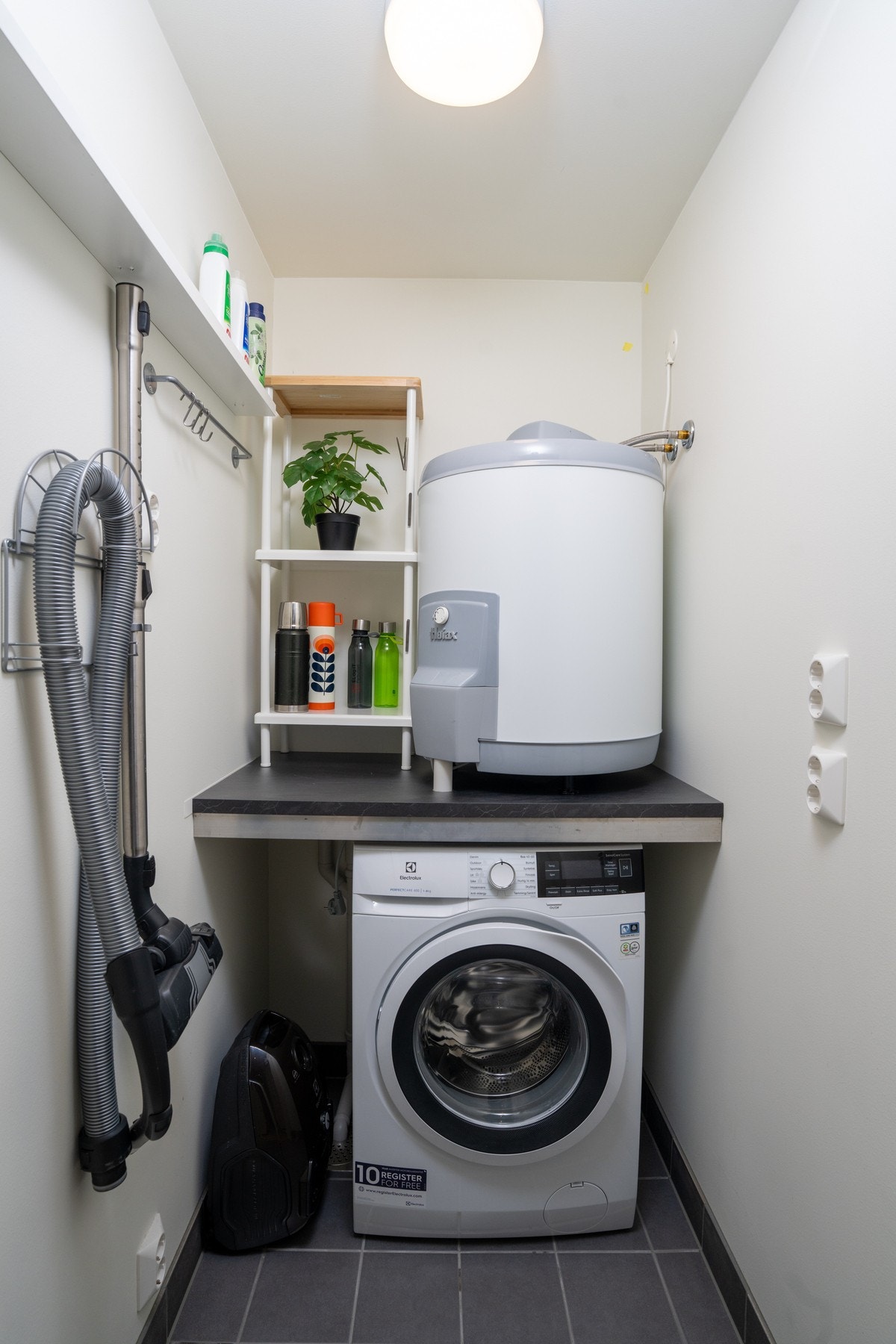 Bod/teknisk rom med flislagt gulv, varmtvannsbereder og opplegg for vaskemaskin Galleribilde