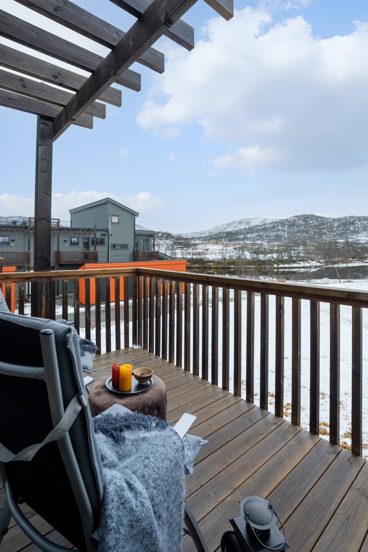 Ut fra stuen har man denne koselige balkongen Galleribilde