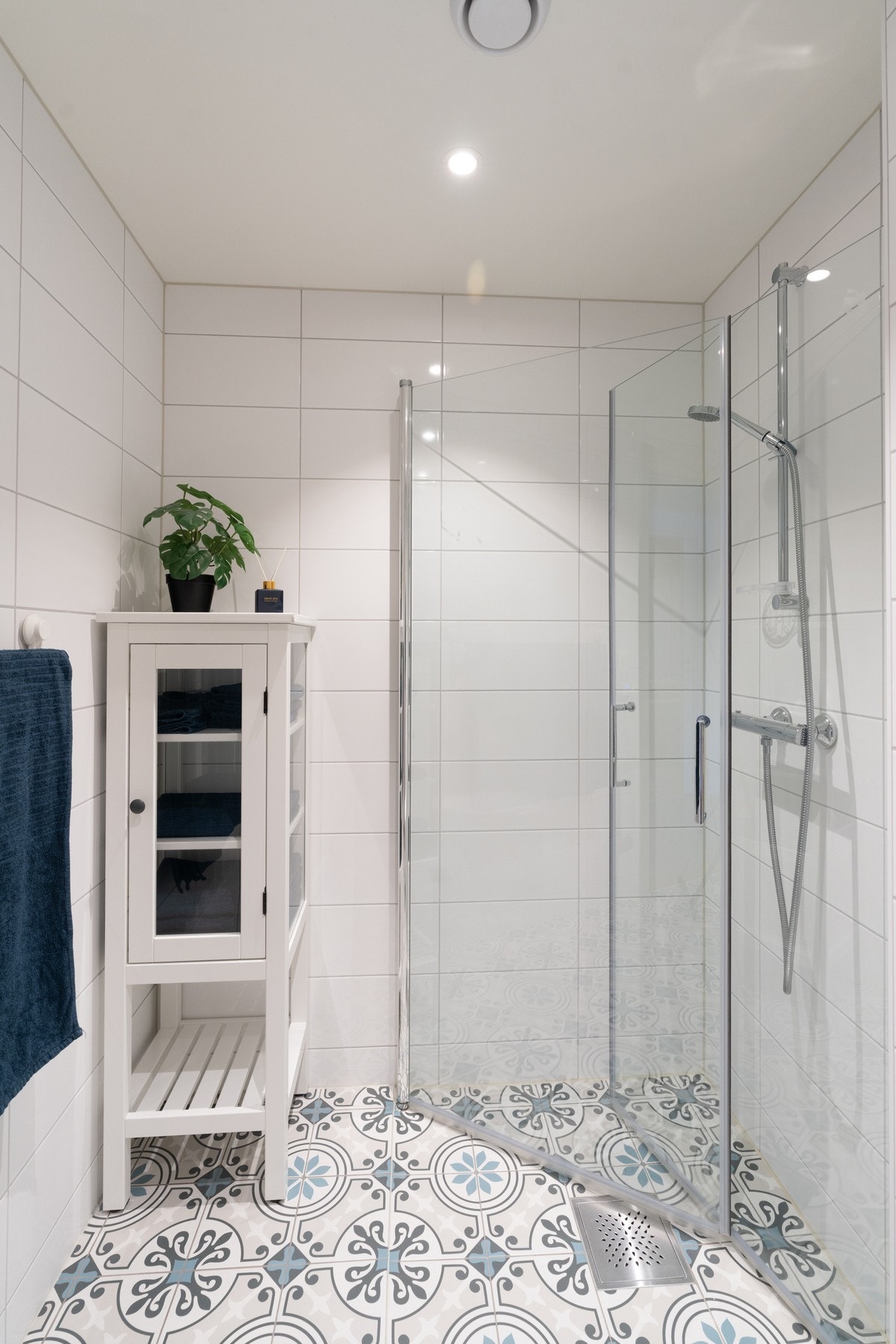 Badet har hjørnedusj med 90x90 cm dusjdører Galleribilde