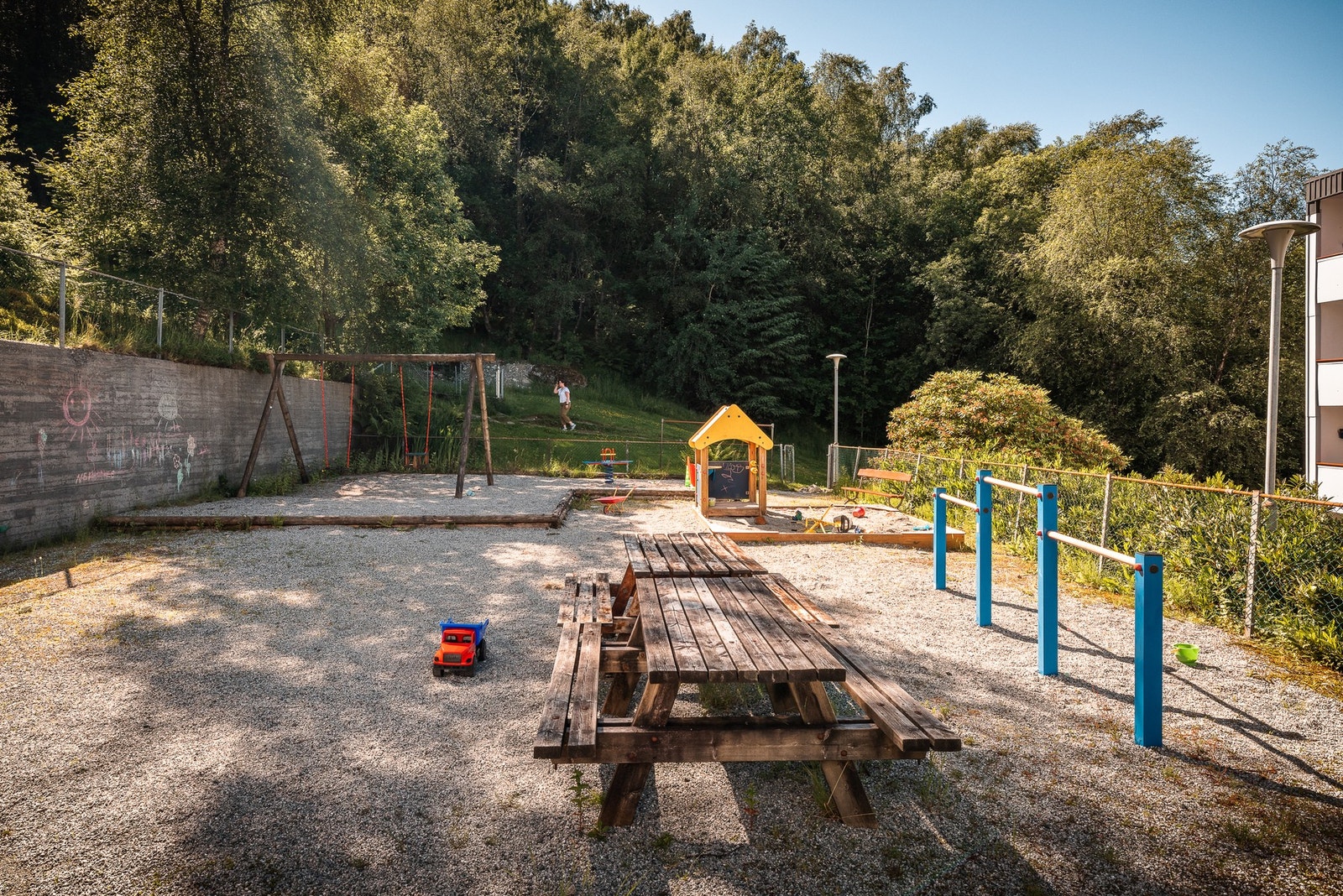 Lekeplassen er kun et steinkast unna. Herfra kan man også ta seg videre inn på flere flotte turstier. Galleribilde