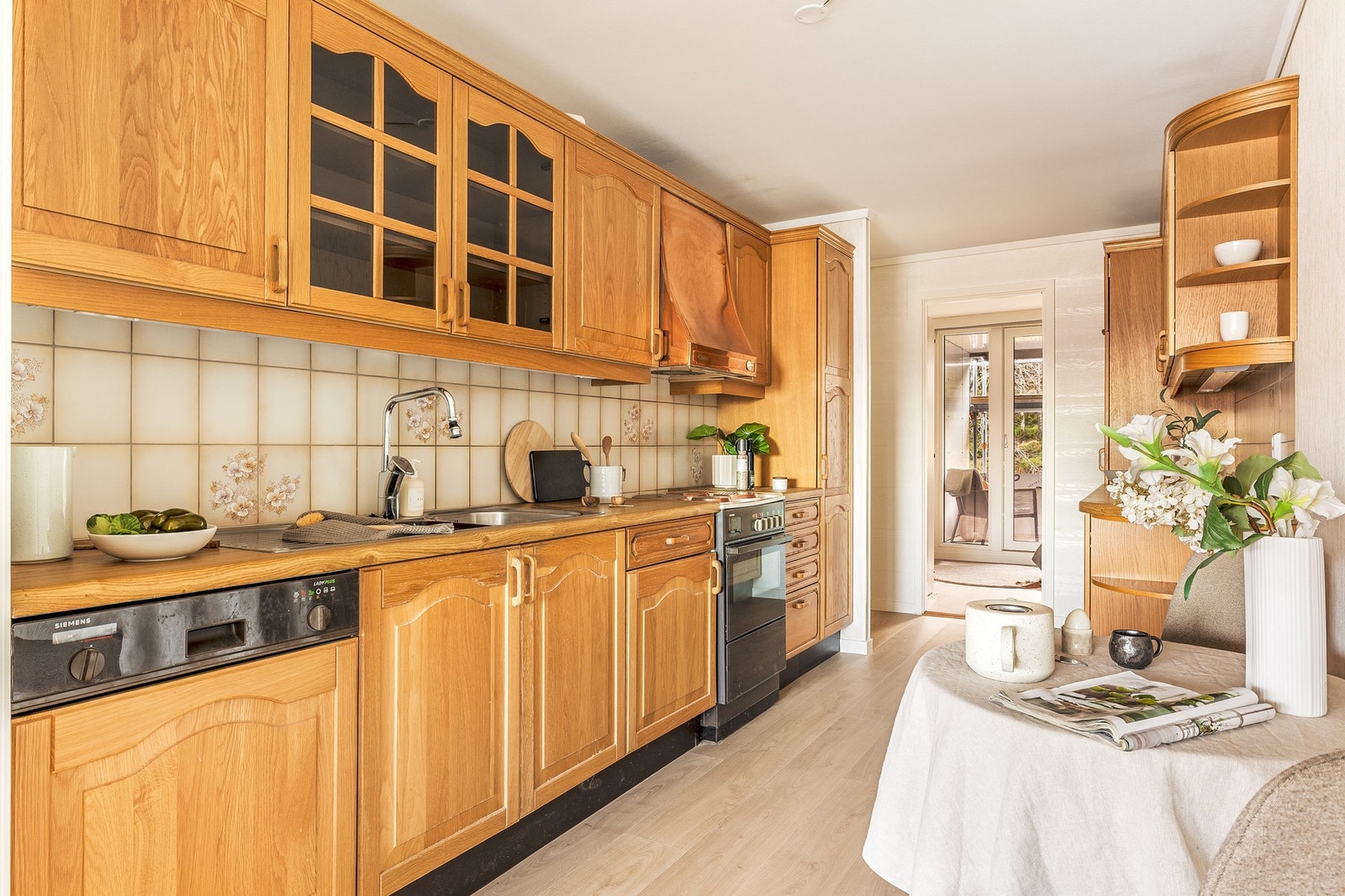 Rommet er utstyrt med vaskekum, ventilator, waterguard og opplegg for oppvaskmaskin. Av integrerte hvitevarer finner du oppvaskmaskin og kjøleskap. Galleribilde