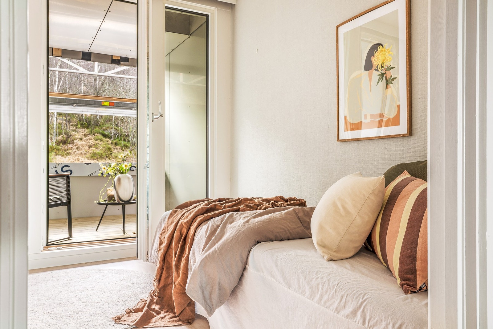 Fra det ene soverommet har man tilkomst til sørvendt balkong på like over 4 kvadratmeter. Galleribilde