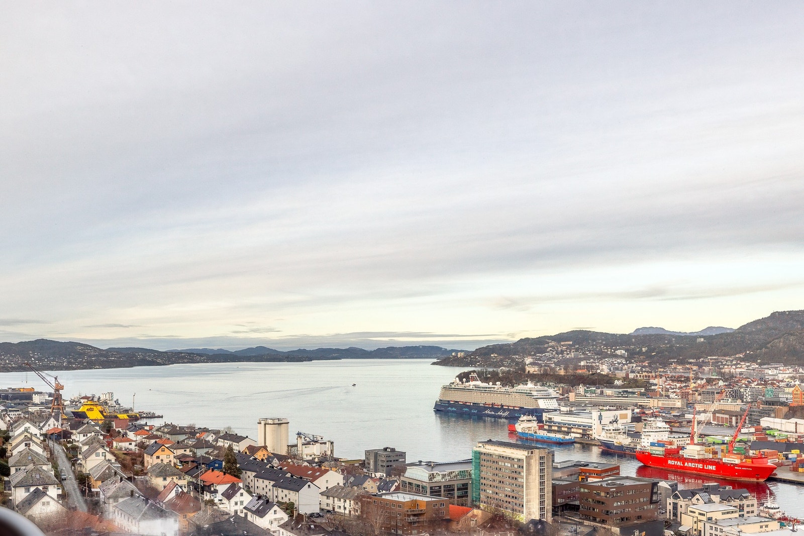 Fantastisk utsikt over byfjorden! Galleribilde