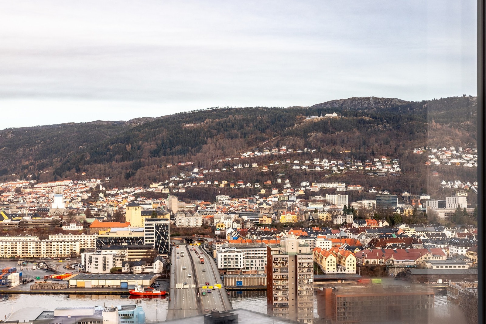 Boligen har en meget sentral beliggenhet med nærhet til alt av hverdagslige fasiliteter, og ligger kun en kort kjøretur fra Bergen sentrum. Galleribilde
