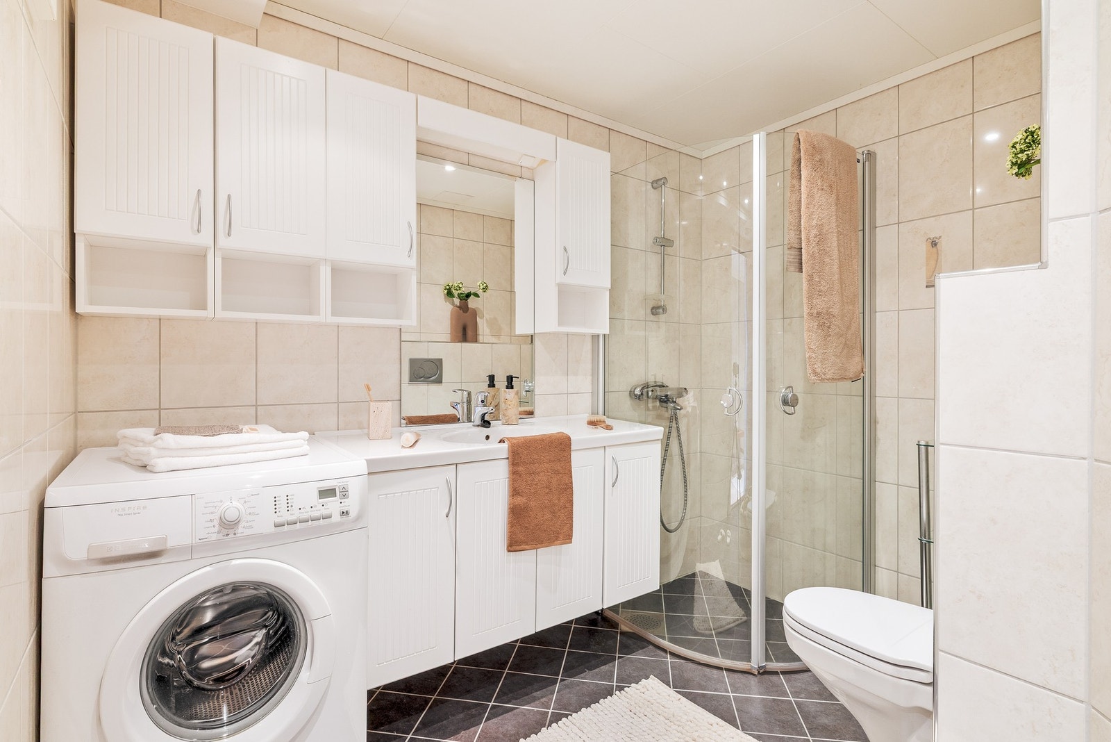 Flott bad med keramiske fliser på gulv og vegger. Galleribilde