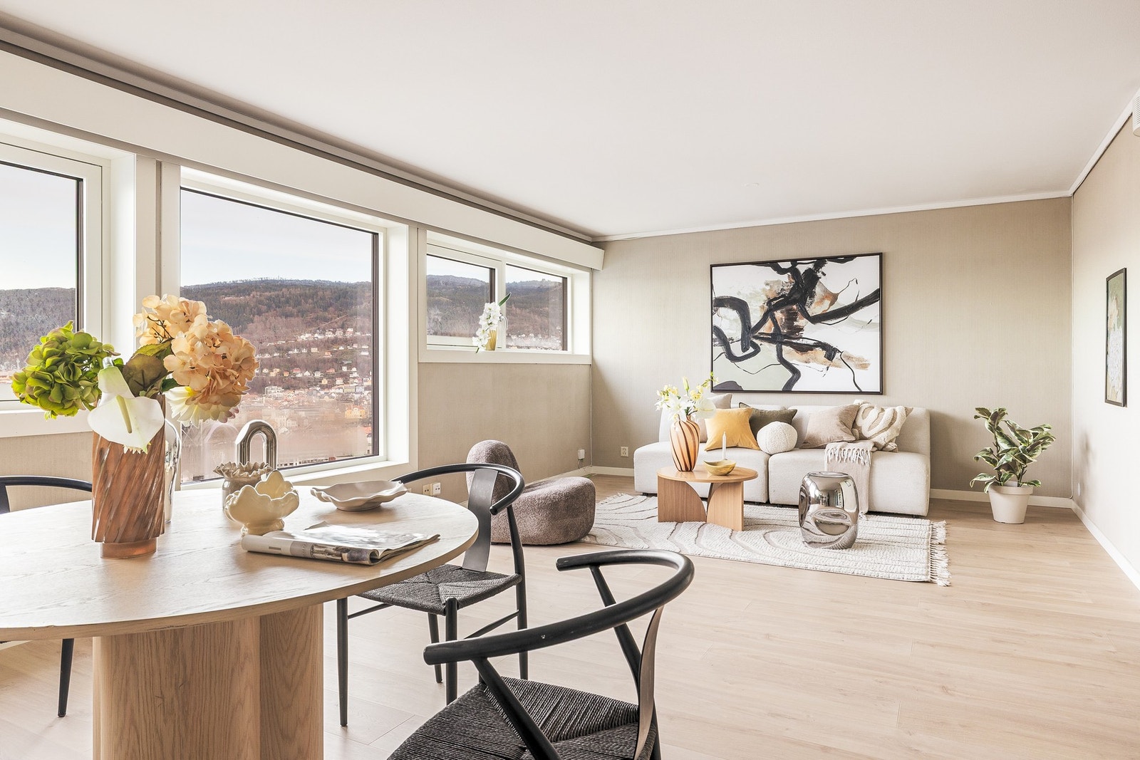 Fra inngangspartiet ledes man naturlig inn til boligens samlingspunkt, stuen. Galleribilde