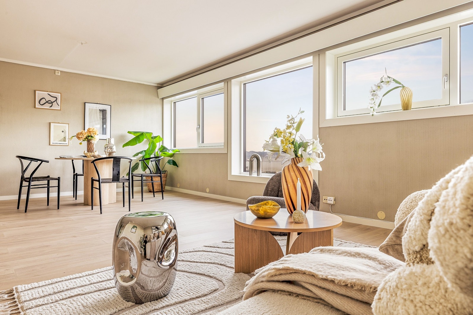 Store vinduer slipper inn rikelig med dagslys og skaper en harmonisk atmosfære i rommet. Galleribilde