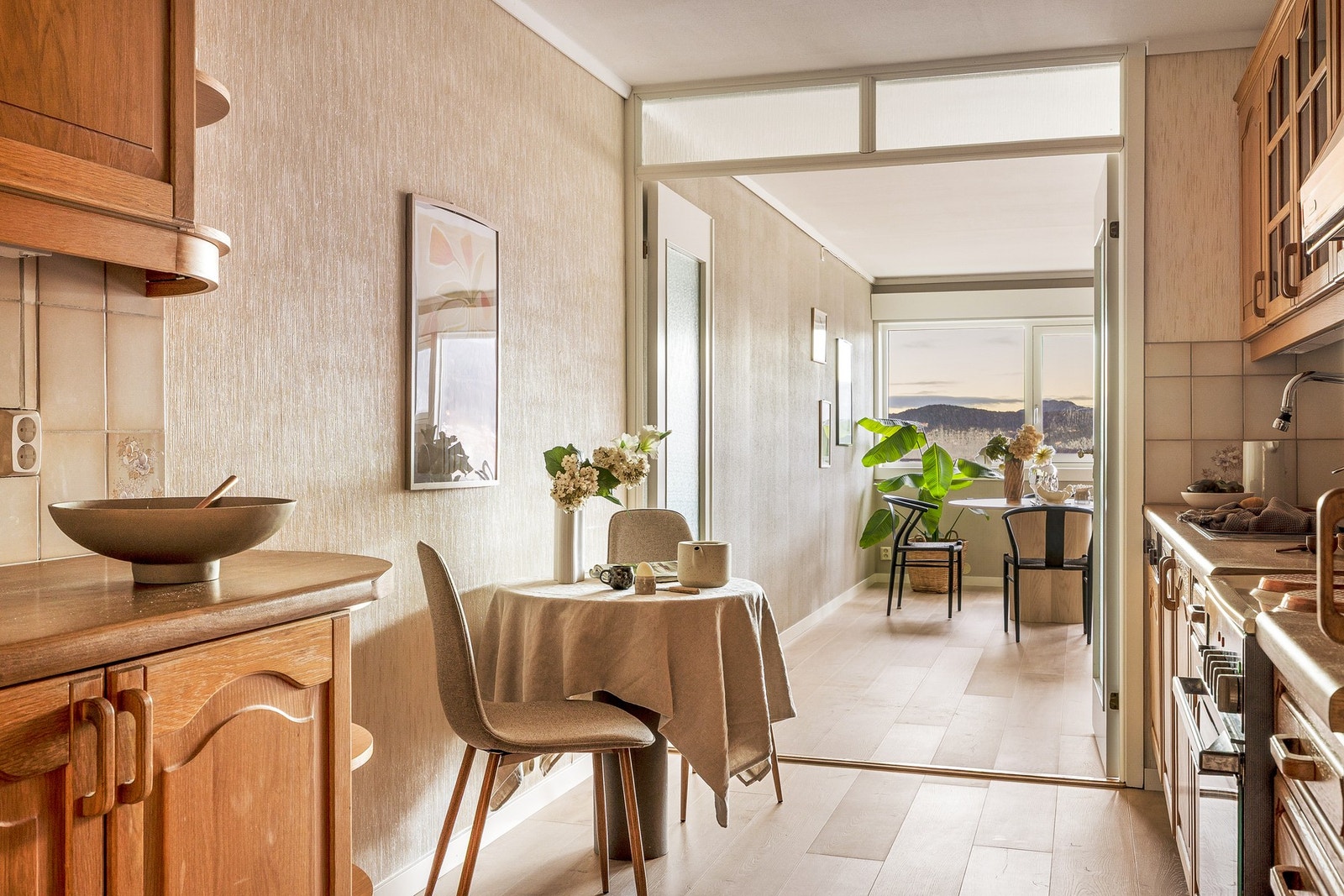 Sosialt utformet kjøkken med plass til spisegruppe. Galleribilde