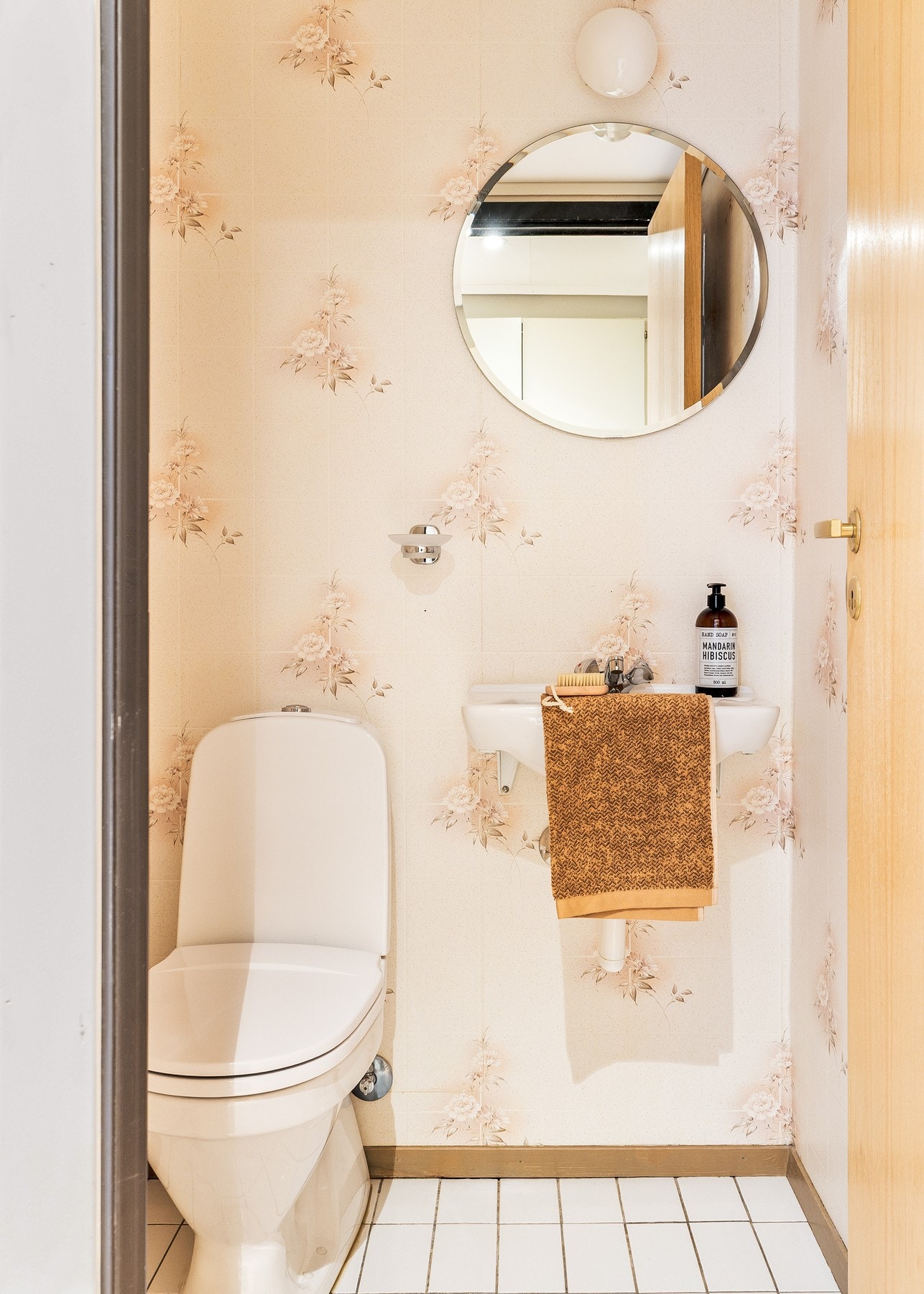 Leiligheten har også separat toalettrom som inneholder servant og toalett. Galleribilde