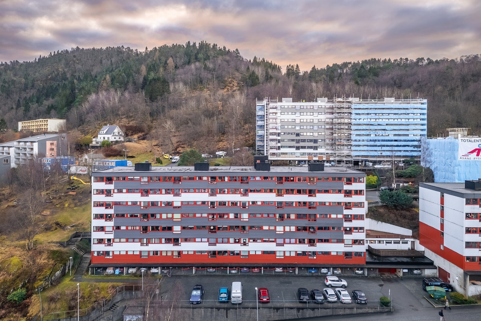 Leiligheten ligger i den øverste blokken - Den første blokken ferdig med rehabilitering. Galleribilde