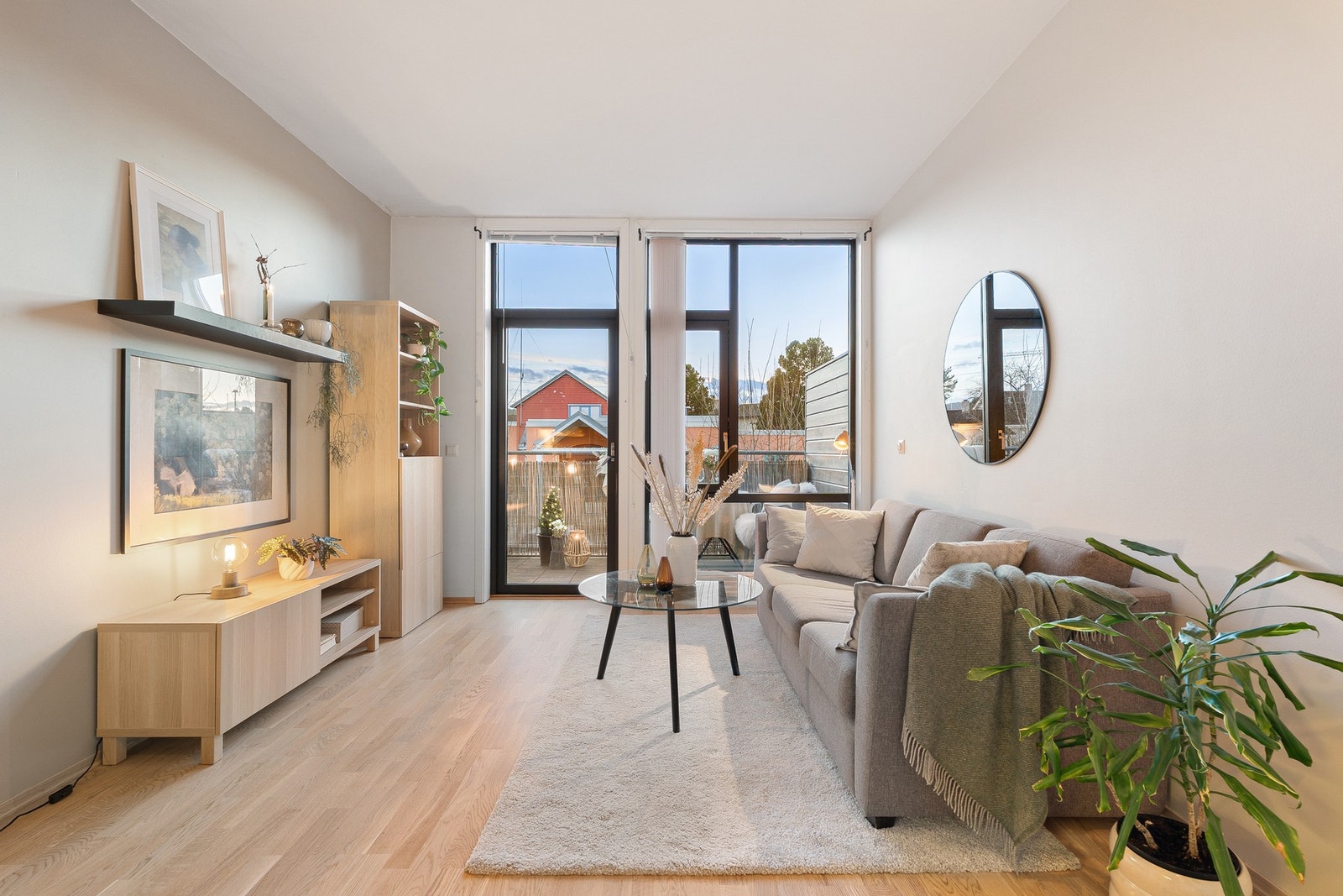 Åpen og romslig stue-/kjøkkenløsning på 20,5m² med ypperlige møbleringsmuligheter. Galleribilde