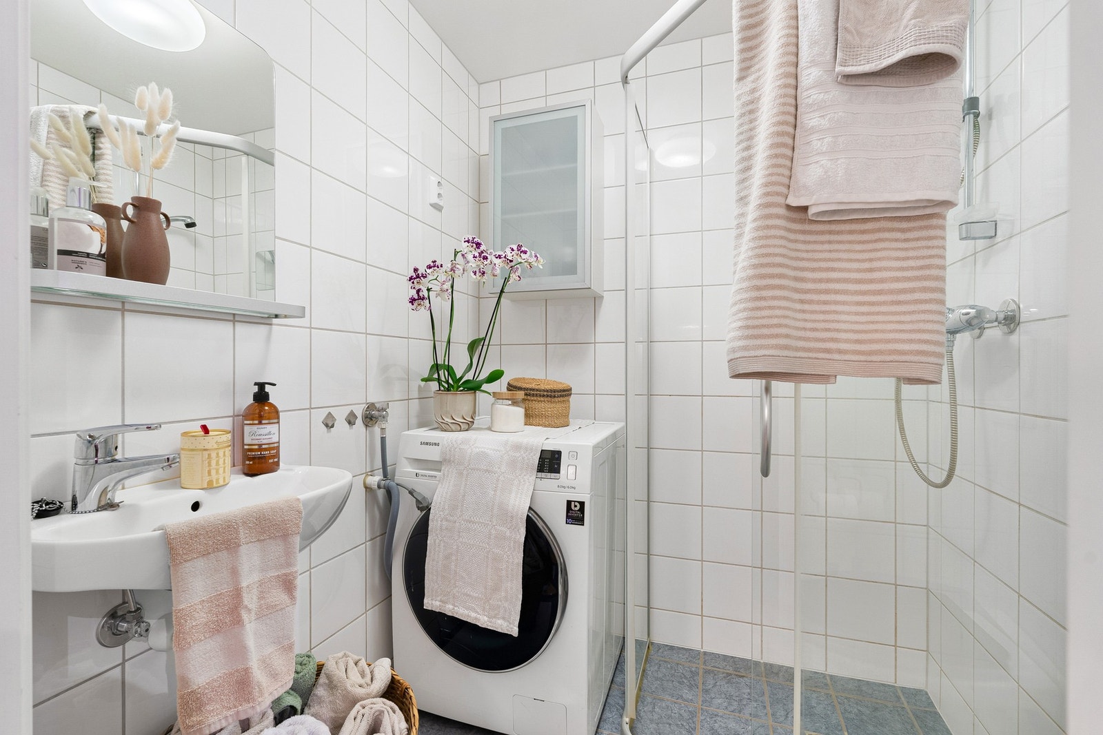 Flislagt baderom med elektrisk gulvvarme. Galleribilde